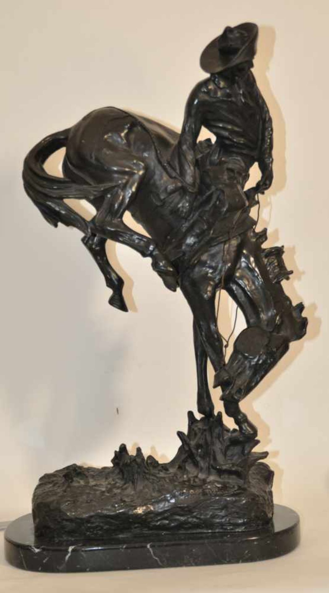 Remington, Frederic (1861 x 1909)"Ausschlagendes Pferd mit Cowboy", Bronze, Höhe 61 cm, rechts unten