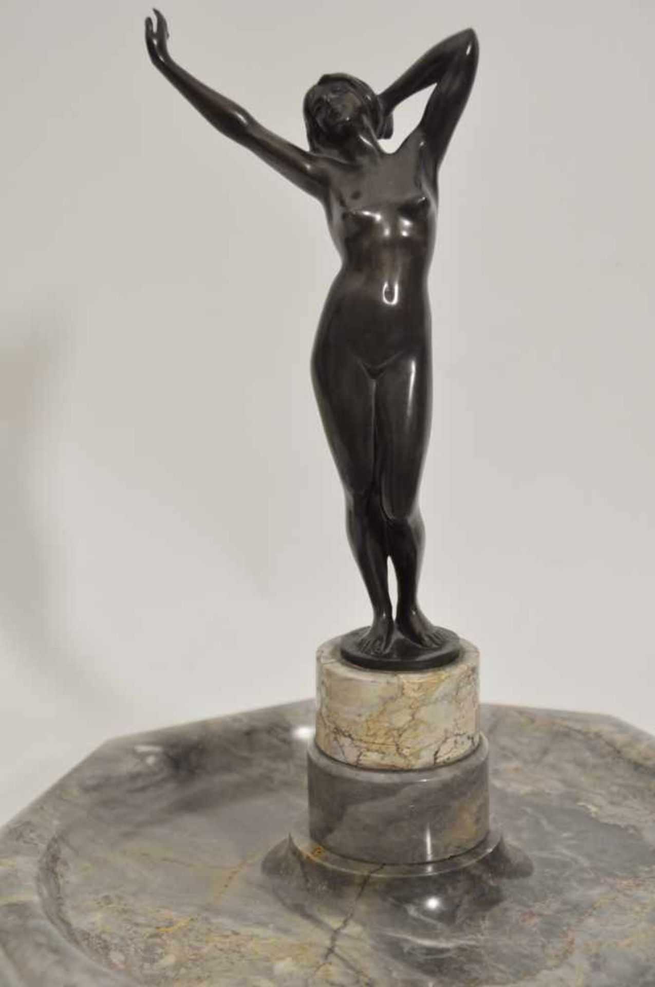 Schmotz - Metzner, Rudolf (1884 - 1965)"Weiblicher Akt", Bronze auf großer Marmorplatte, Dm 36 cm,