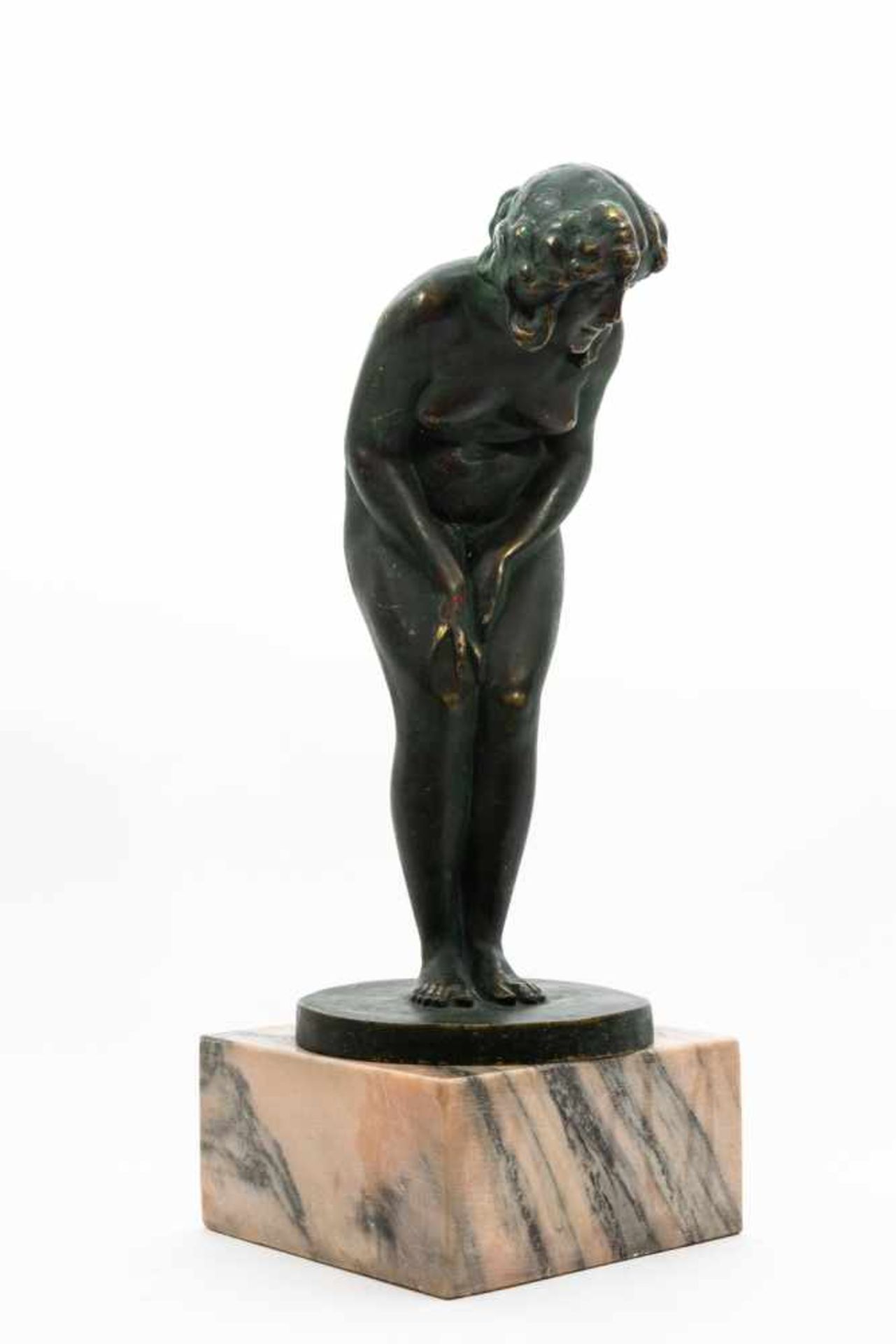 Jugendstil Bronze, Wien um 1910,"Gebücktes Mädchen", Bronze, auf Sockel, Höhe 53 cm