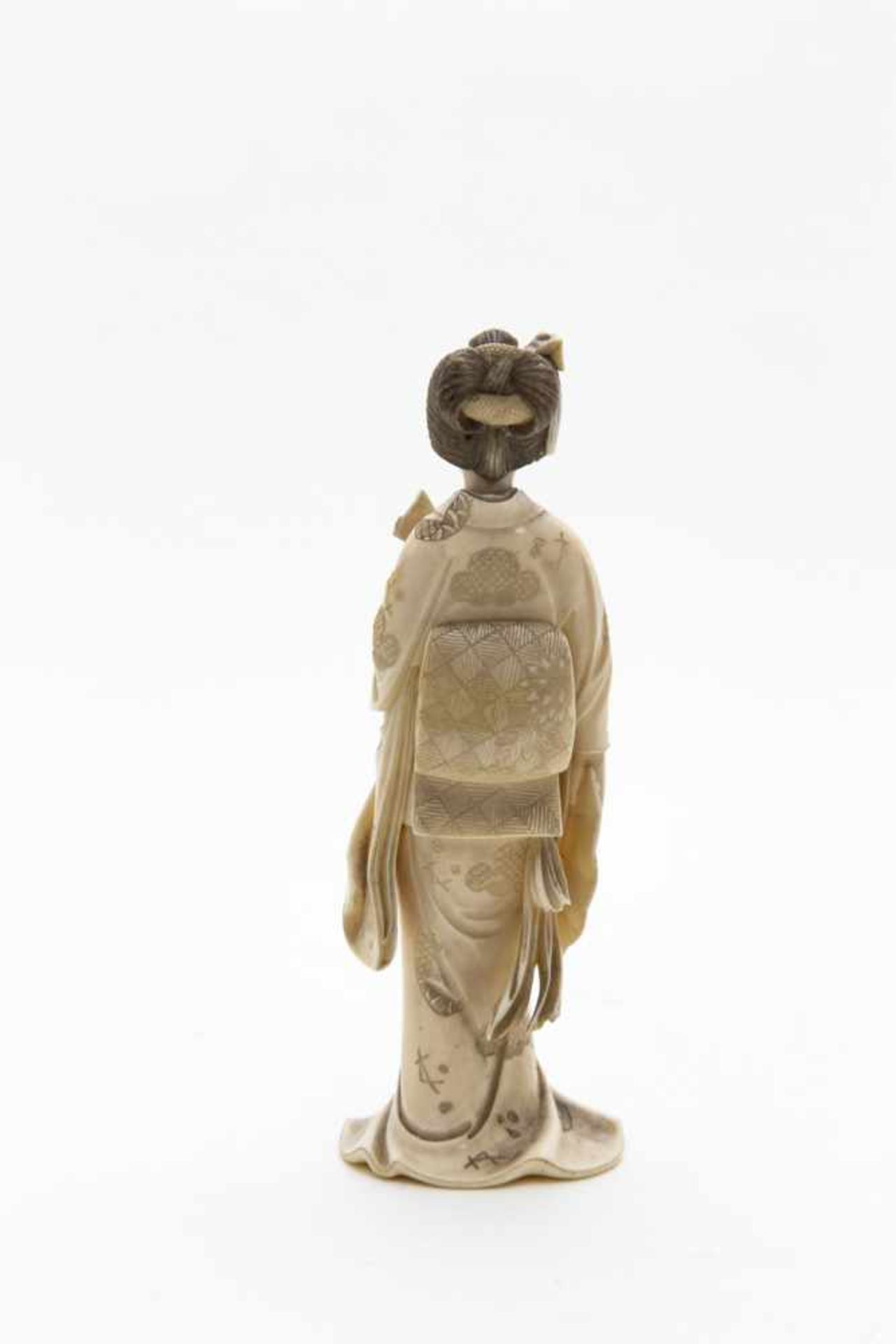 Elfenbein- Figur, Japan um 1900,"Geischa im Festkimono mit Fächer, Höhe 14 cm, unterseite signiert - Image 2 of 2