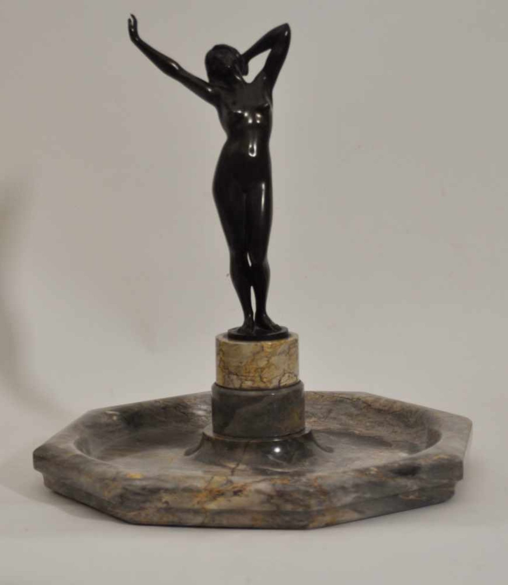 Schmotz - Metzner, Rudolf (1884 - 1965)"Weiblicher Akt", Bronze auf großer Marmorplatte, Dm 36 cm, - Bild 2 aus 2