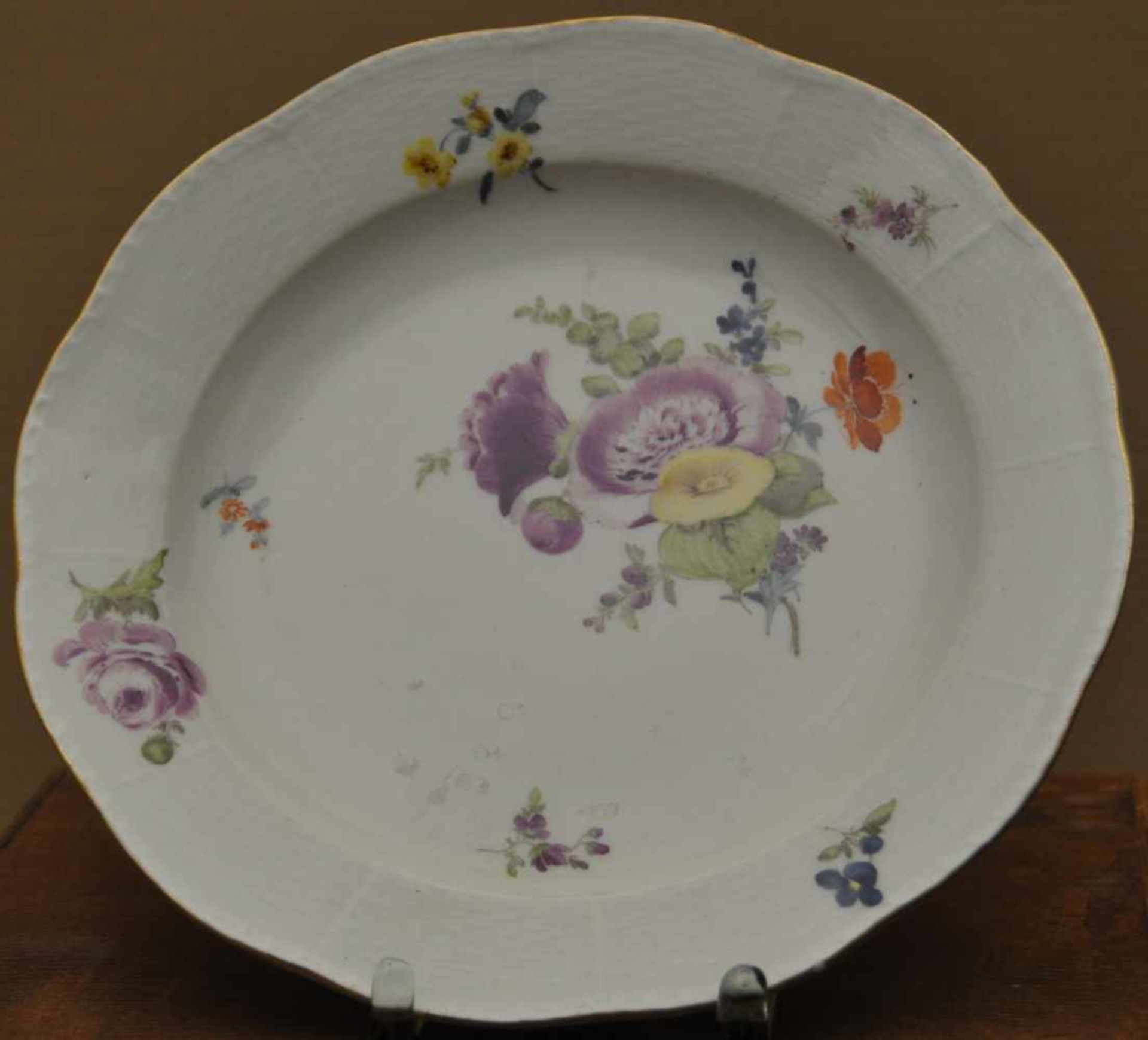 Meissen Teller,blaue Schwertermarke Meissen, Blumen und Goldrand, Dm 24 cm, kl Chip am Rand