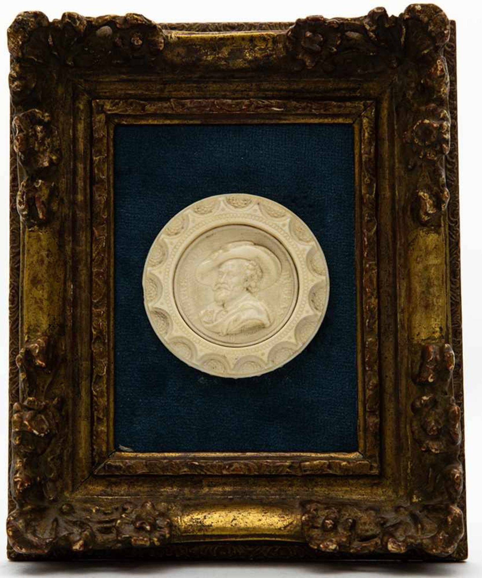 Elfenbein - Medaillon, deutsch 19. Jh,"Herrenporträt - Pierre - Paul Rubens", Dm. 6,5 cm, blaue Samt