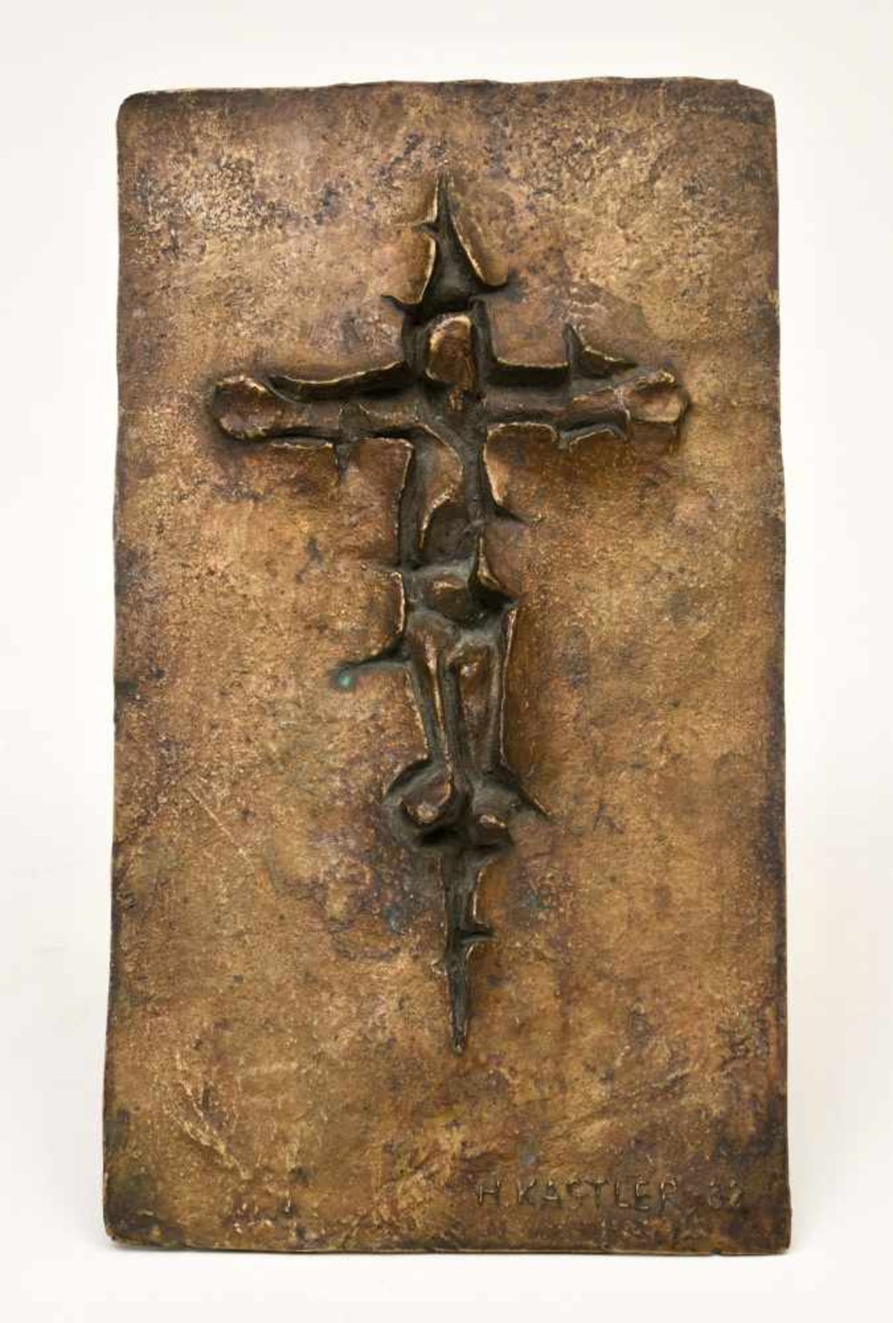 Kastler, Hans (1931 Klam - 2016)"Christus am Kreuz", Bronzerelief, 30 x 17 cm, im Guss signiert