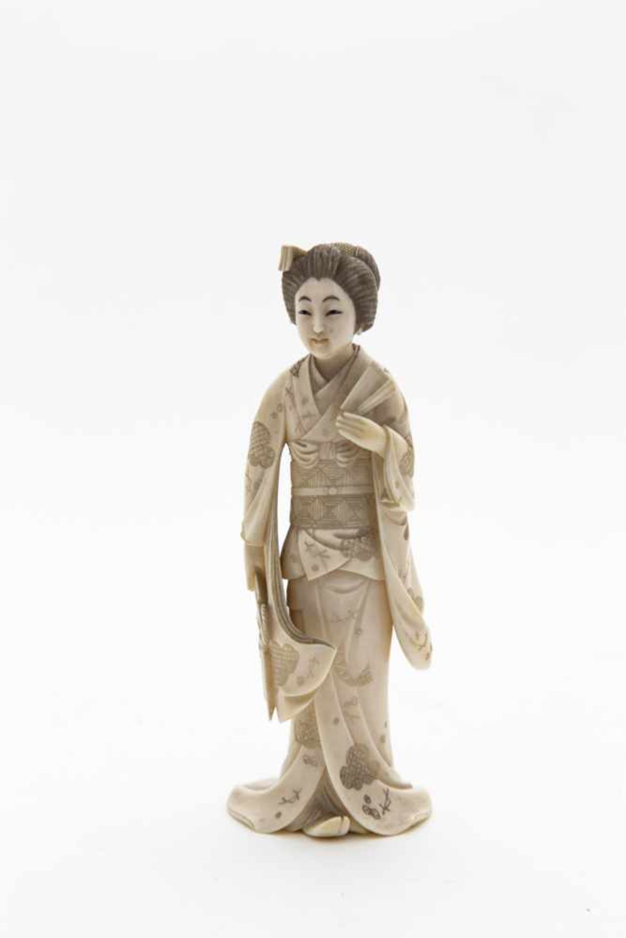 Elfenbein- Figur, Japan um 1900,"Geischa im Festkimono mit Fächer, Höhe 14 cm, unterseite signiert