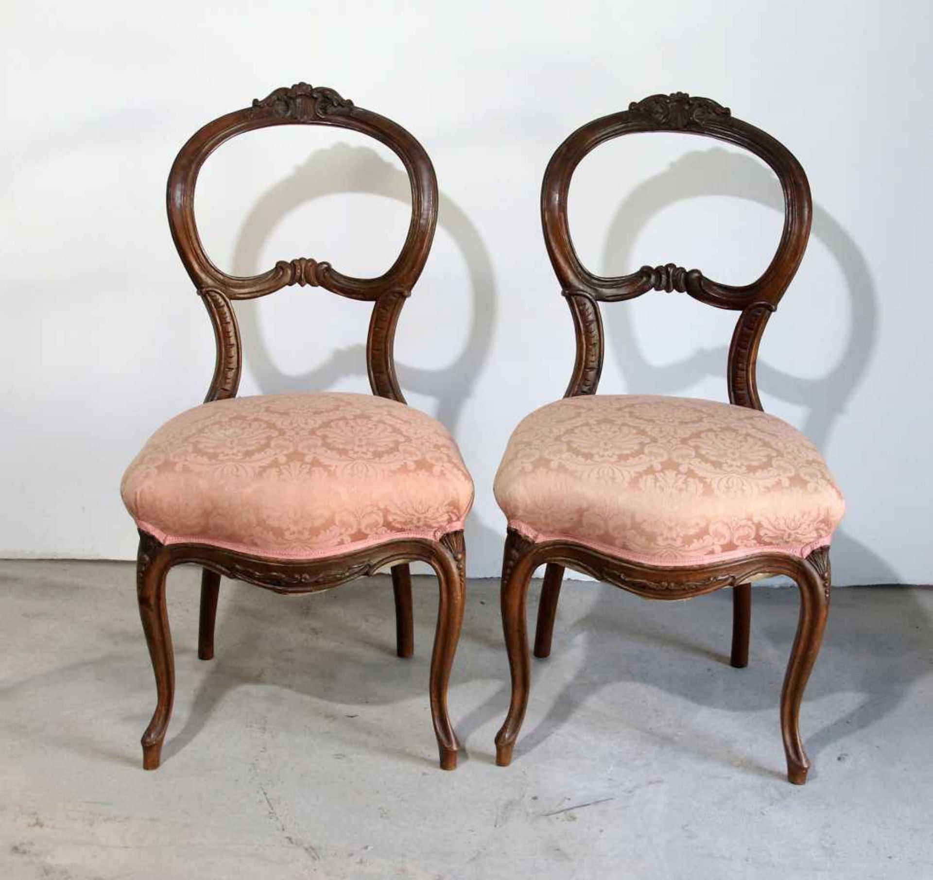 Paar Stühle Spätbiedermeierum 1840, Hartholz, beschnitzt, verziert, Sitzflächen gepolstert und