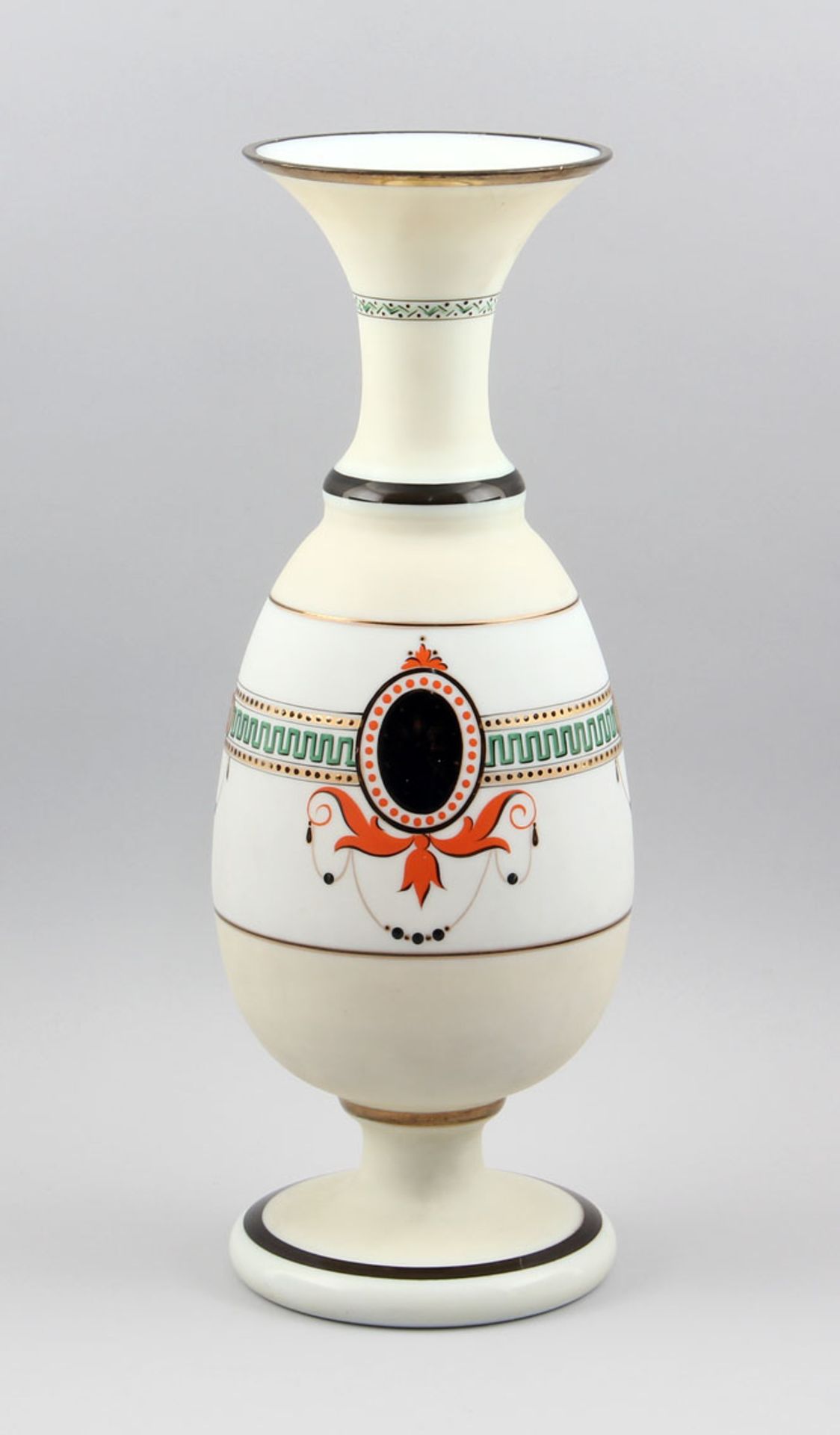 Vase HistorismusEnde 19. Jh., weißes Opalinglas, cremefarben überfangen, runder, geklebter Sockel-