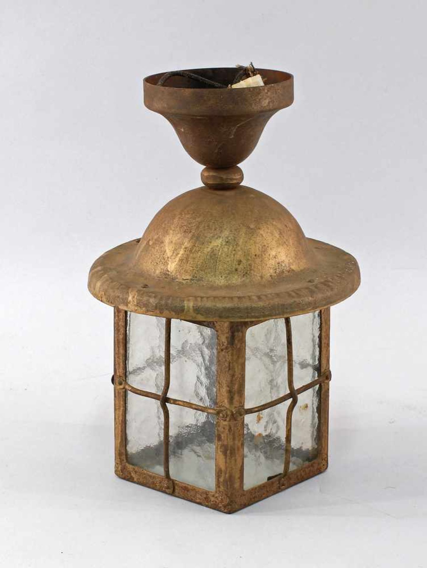 Antike Deckenlampeum 1910, Eisen, goldfarb. gefasst, 5-Seiten Verglasung, alt elektrifiziert,