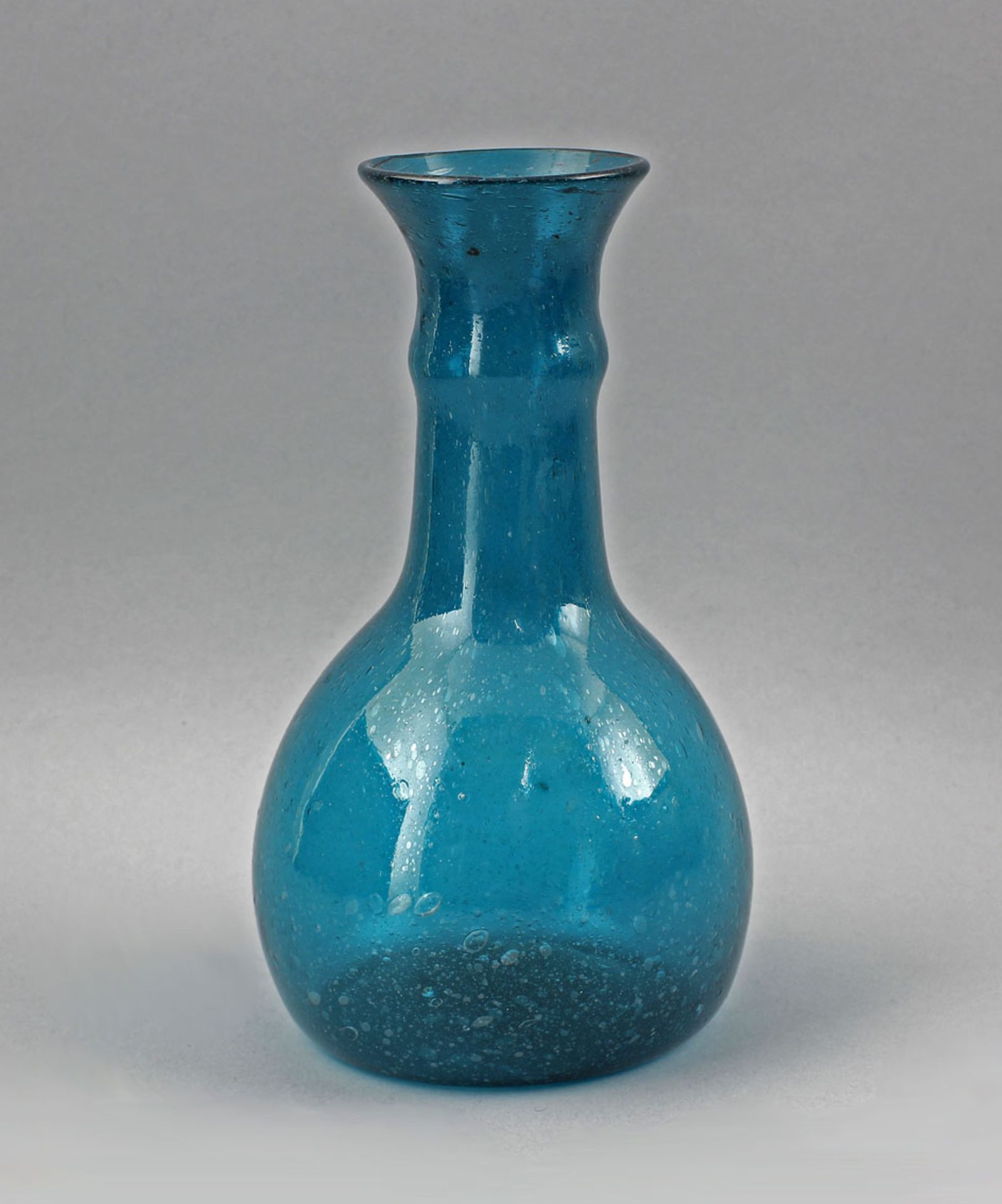 Türkisfarbene Vase Luftblaseneinschlüsse19. Jh., blaues Glas mit zahlreichen Luftblasen-
