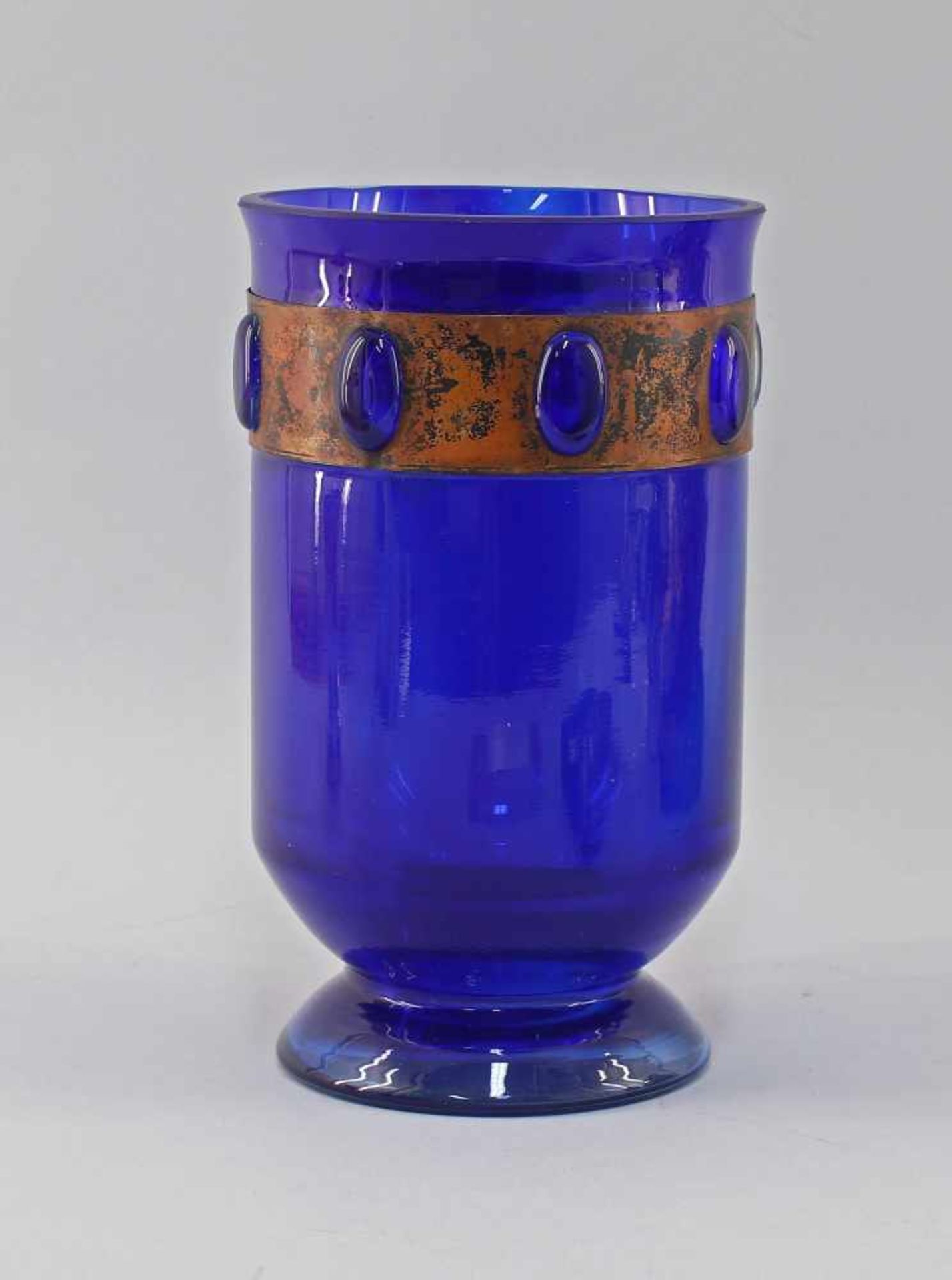 Vase Art décodeutsch, um 1930, farbloses Glas blau unterfangen und formgeblasen, in Eisenring mit