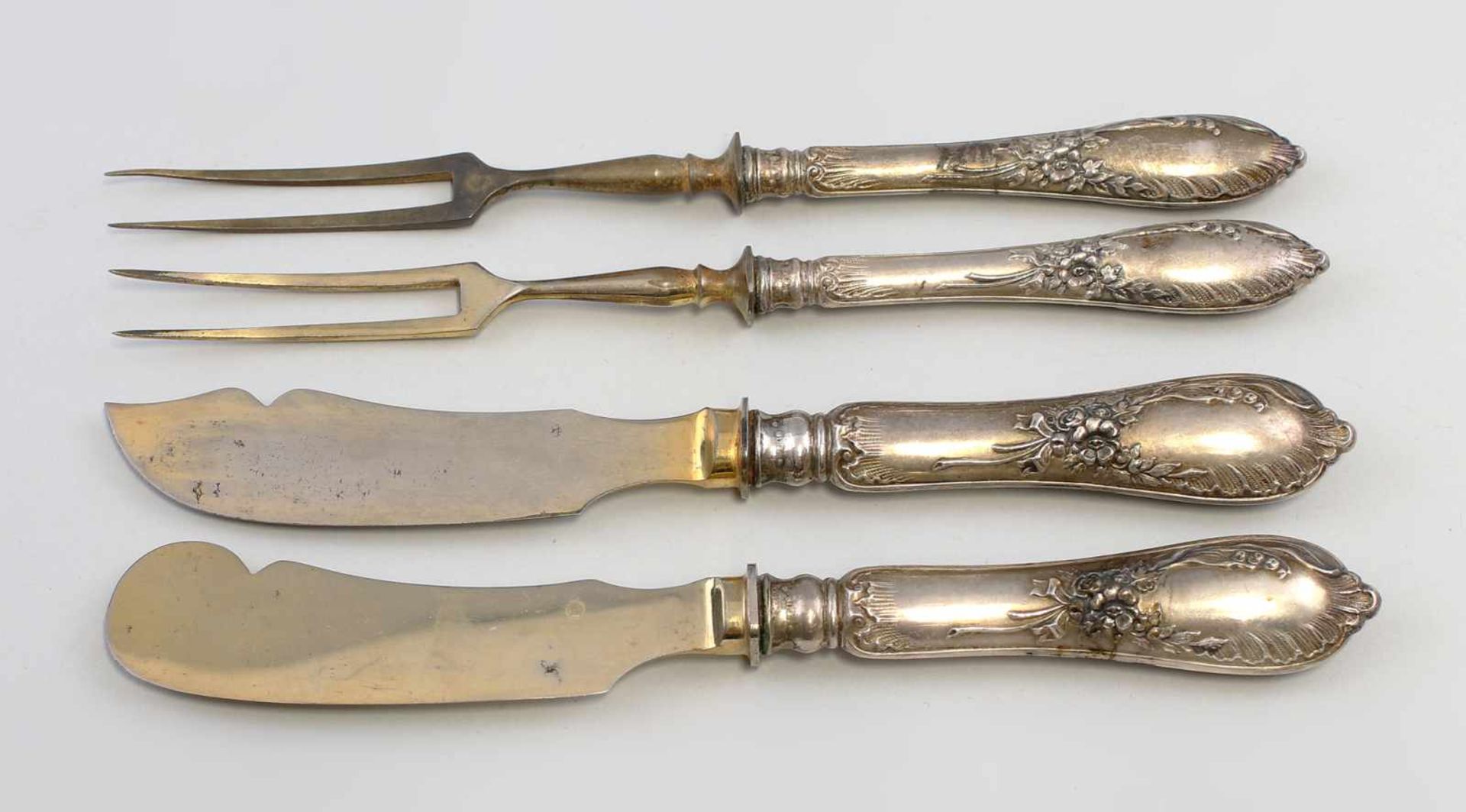 Vorlegeteile mit Silbergriffen Gründerzeit .um 1880, alle Teile mit gefüllten Silbergriffen, gepunzt