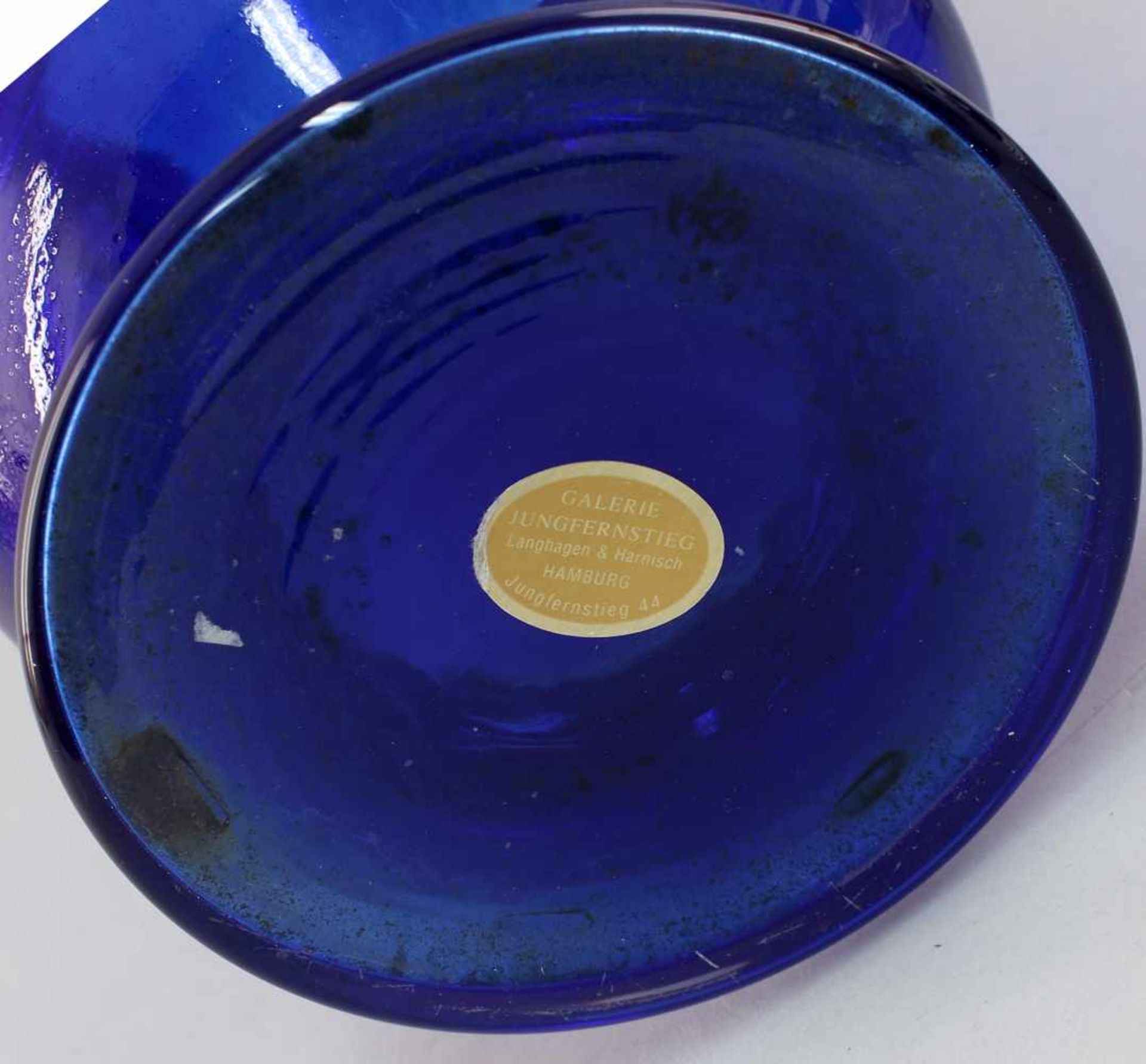 Vase Art décodeutsch, um 1930, farbloses Glas blau unterfangen und formgeblasen, in Eisenring mit - Bild 2 aus 2