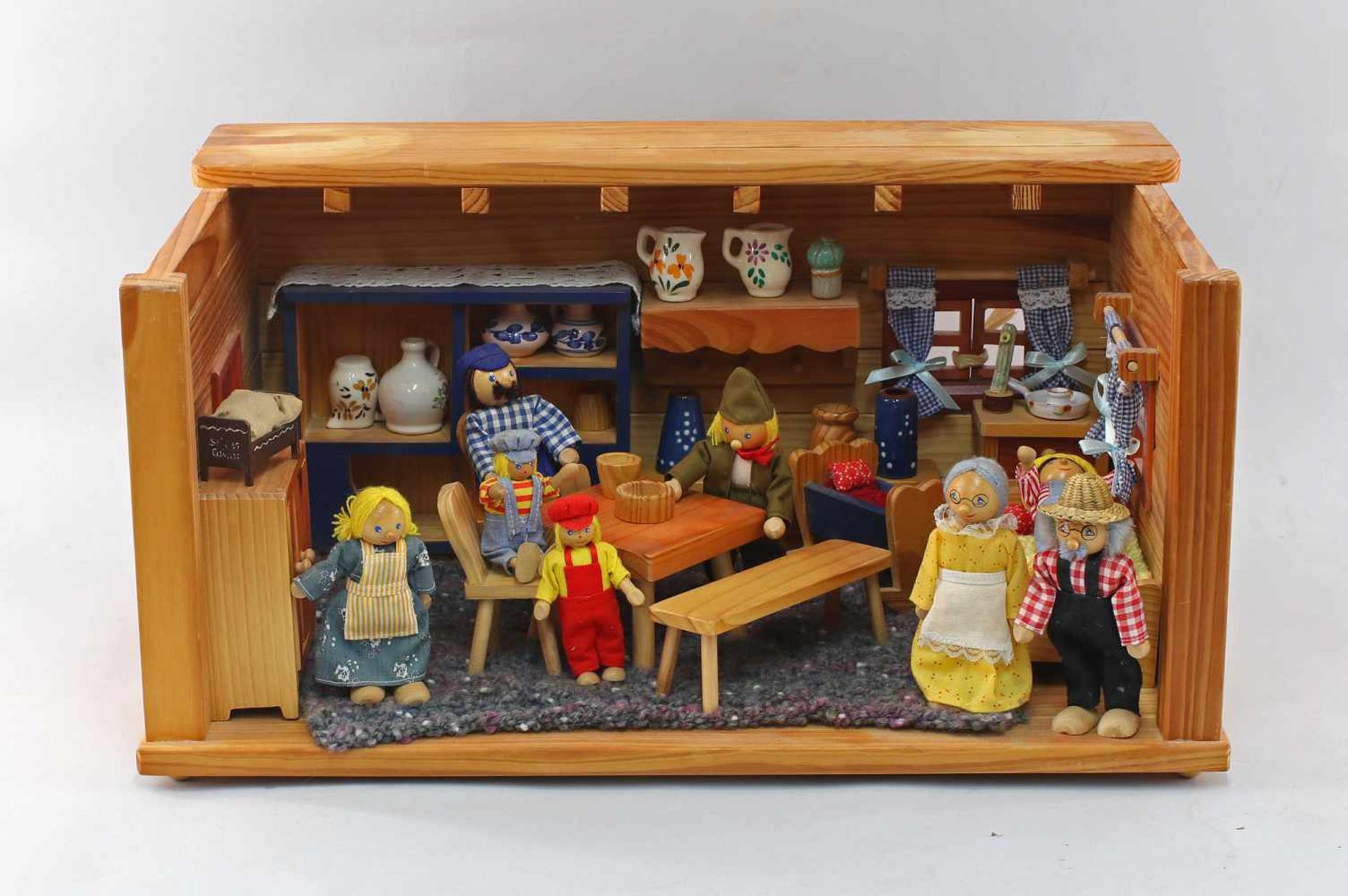 Puppenstubenicht alt, Holzgehäuse mit Tür und Fenster, Holzmöbel, bäuerliches Zubehör, dazu