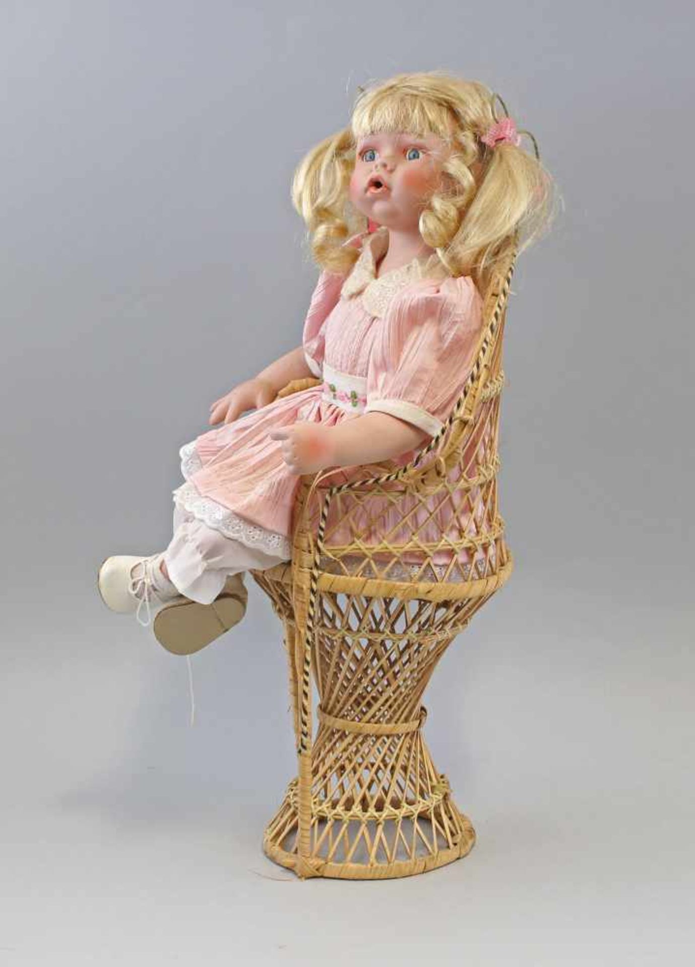 Künstlerpuppe Porzellankopfunbespielt, aus Sammlungsauflösung, H 38 cm u. Stuhl H 40 cm - Bild 3 aus 4