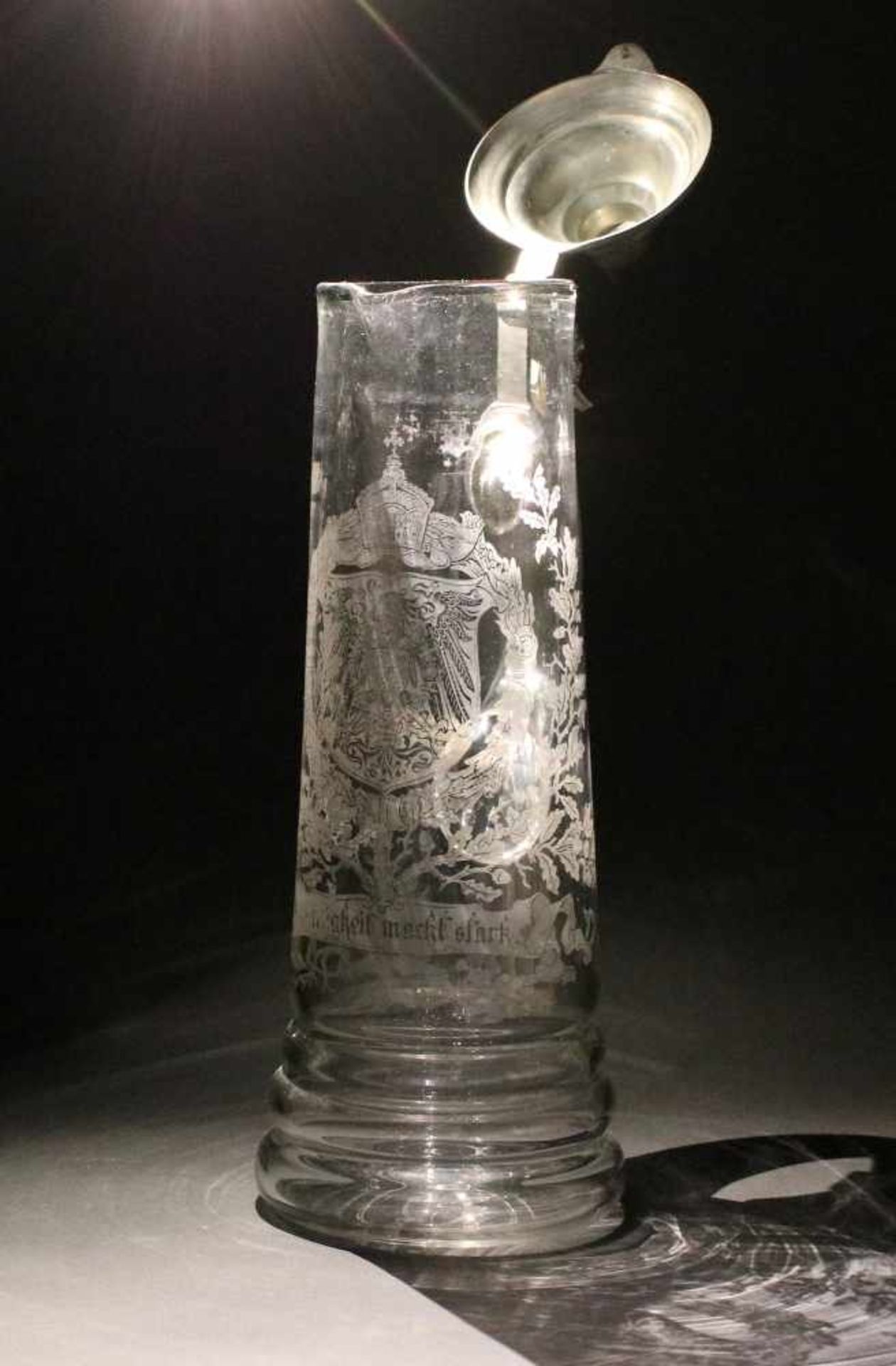 Schenkkrug Historismusdatiert 1894, farbloses Glas mundgeblasen mit Bodenabriss, schauseits - Bild 2 aus 3