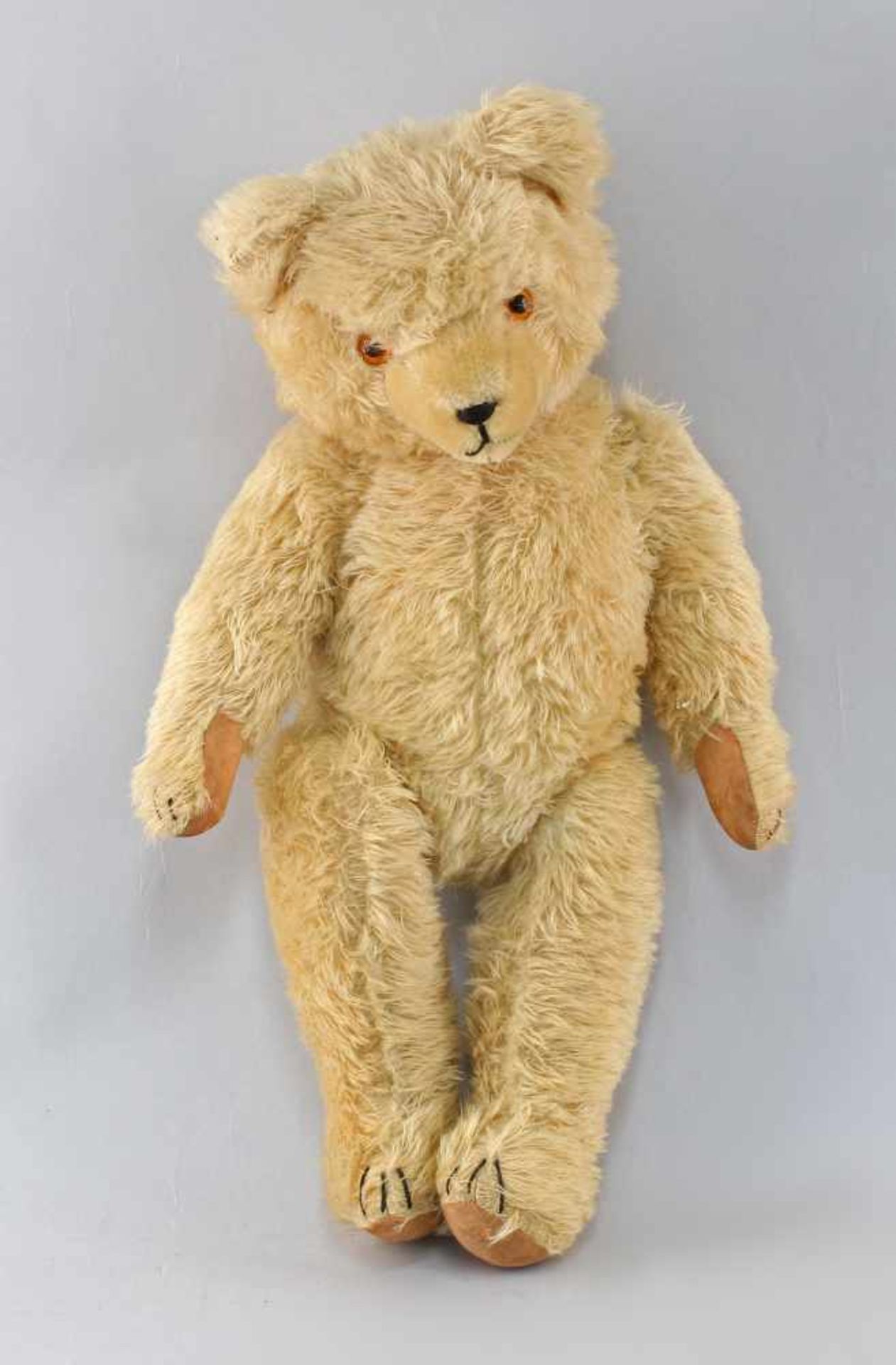 Teddy1.H.20.Jh., helles langes Mohairfell, Holzwolle gestopft, gestickte Schnauze,