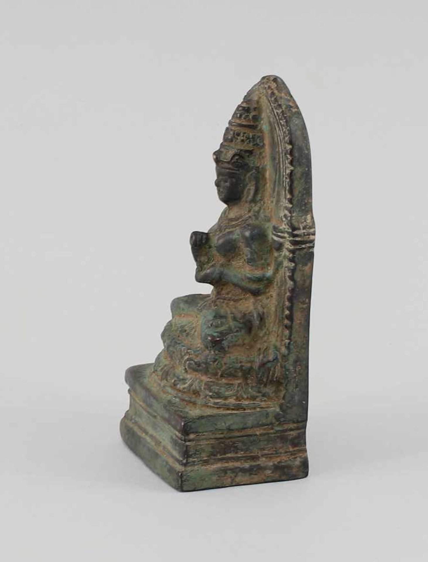 Buddha Dharmachakra Mudraalt, wohl Südostasien, Bronze mit altersbedingter grüner Patina, im - Bild 2 aus 3