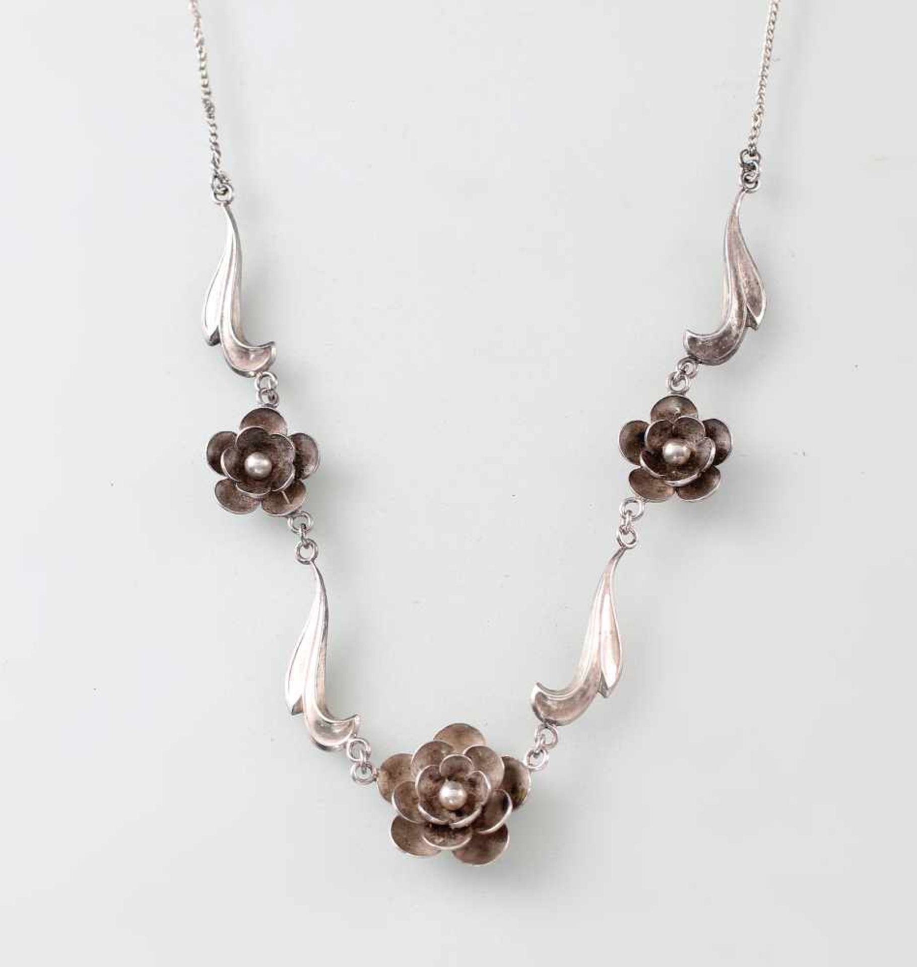 Florales Jugendstil-Collier835er Silber, 8,59g, Meisterpunze "FS", 3 handgearbeitete Blüten