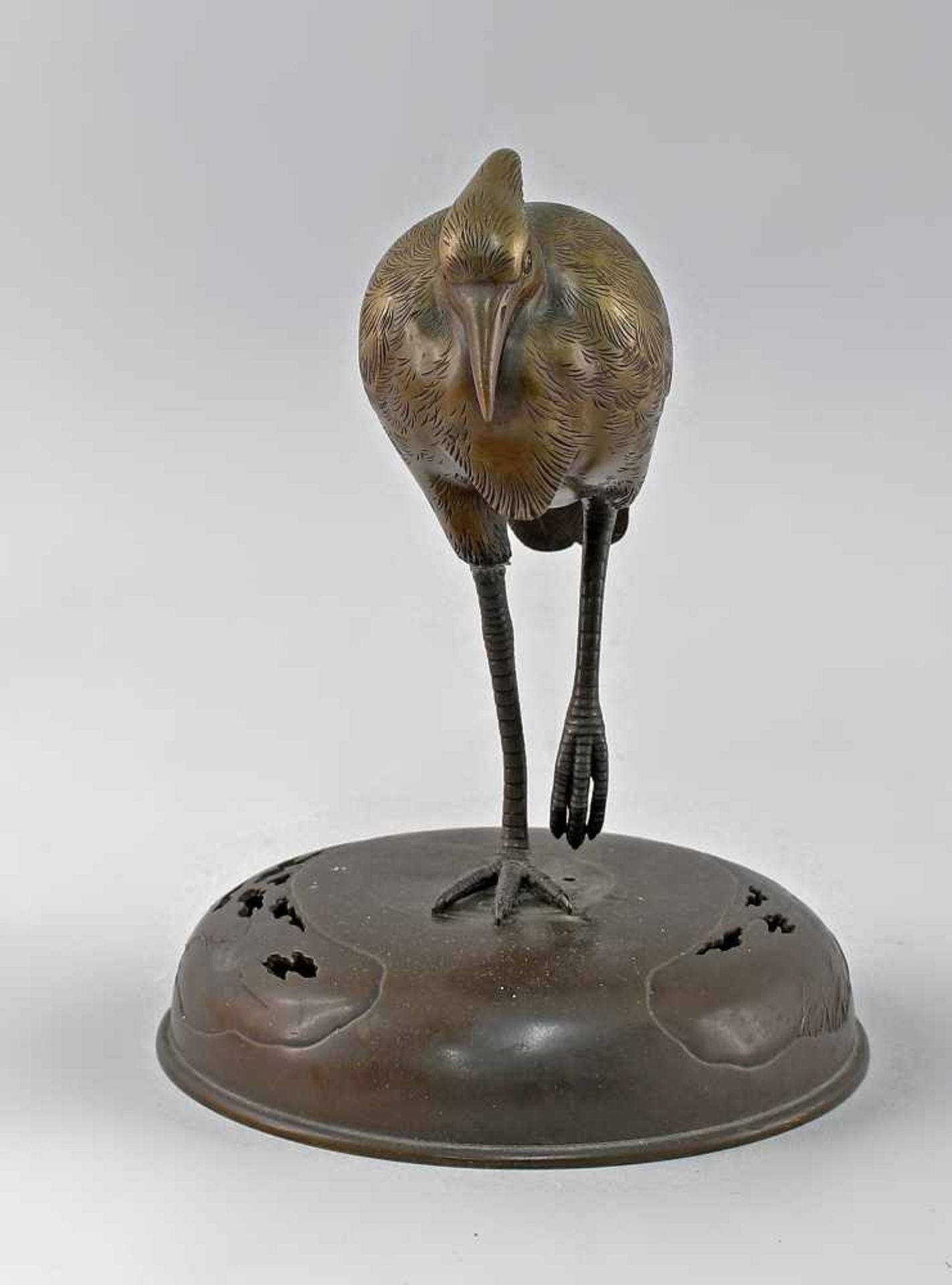 Bronze Kranich wohl China , Bronze massiv, stehender Kranich mit tief eingezogenem Hals in - Bild 2 aus 5