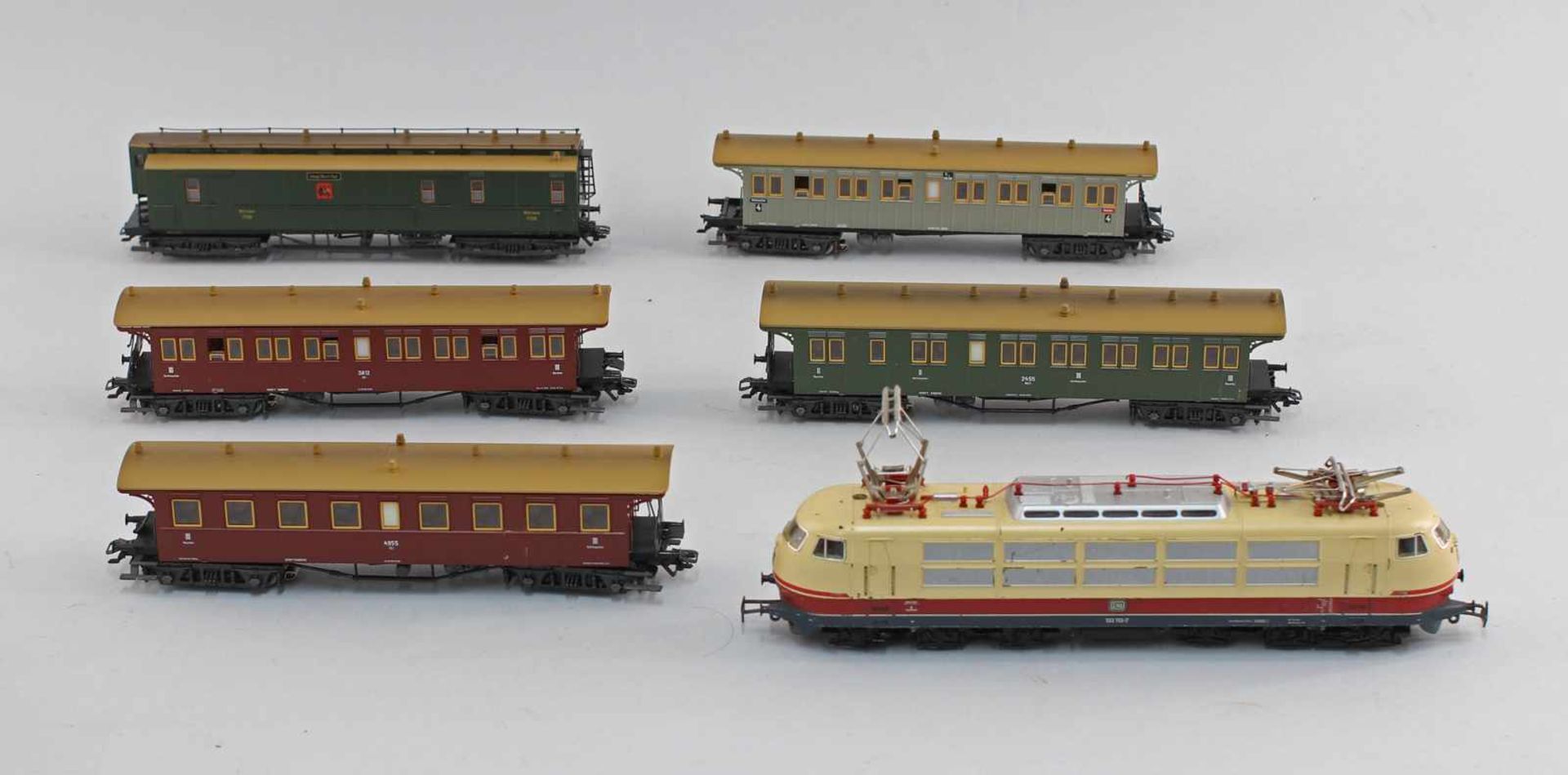 Märklin E-Lok 3054 mit 5 Wagen und Zubehör Spur H0H0, dabei Märklin 3054 Elektrolokomotive BR 103