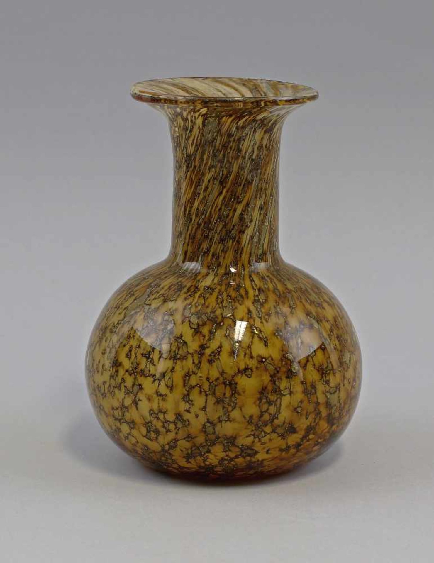 Vase Art déco WMFum 1930, WMF, bernsteinfarbenes Glas weißopal unterfangen, Zwischenschicht mit