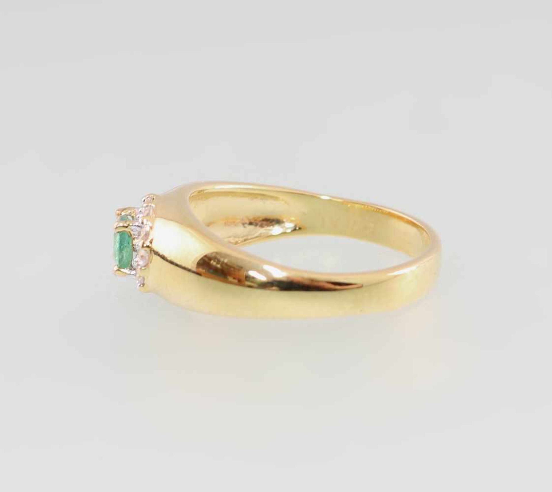Smaragd-Topas-Ring925er Silber, vergoldet, 3,59g, an konischer Ringschine krappengefasster, oval- - Bild 3 aus 5