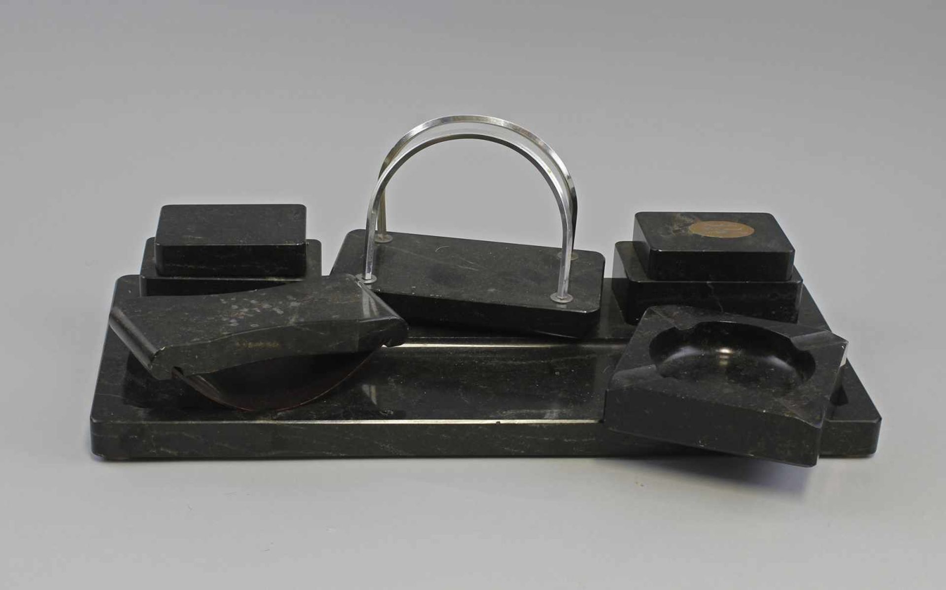 Schreibtischgarnitur1. H. 20. Jh., schwarz geäderter Stein, Ablagemulde, 2 Tintenfasshalter ohne