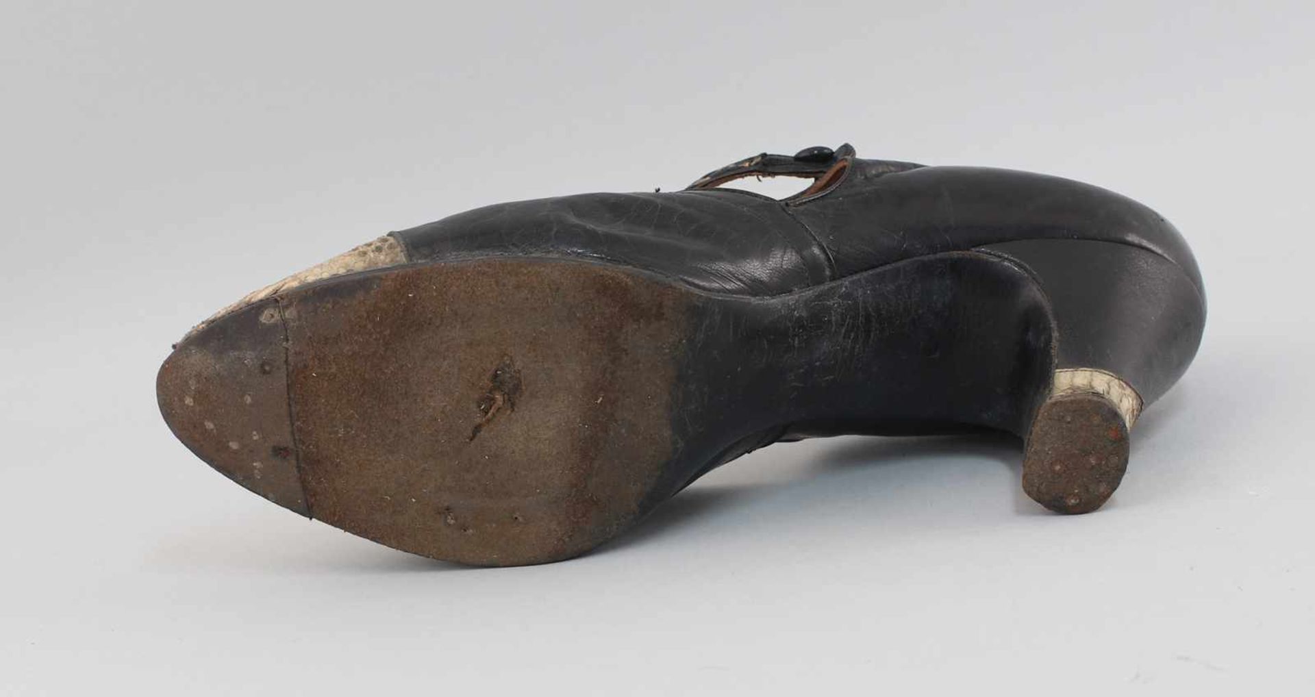 Damenschuhe Schlangenlederum 1930/40, spitz zulaufende Pumps aus Schlangenleder, Ledersohle. - Bild 3 aus 3