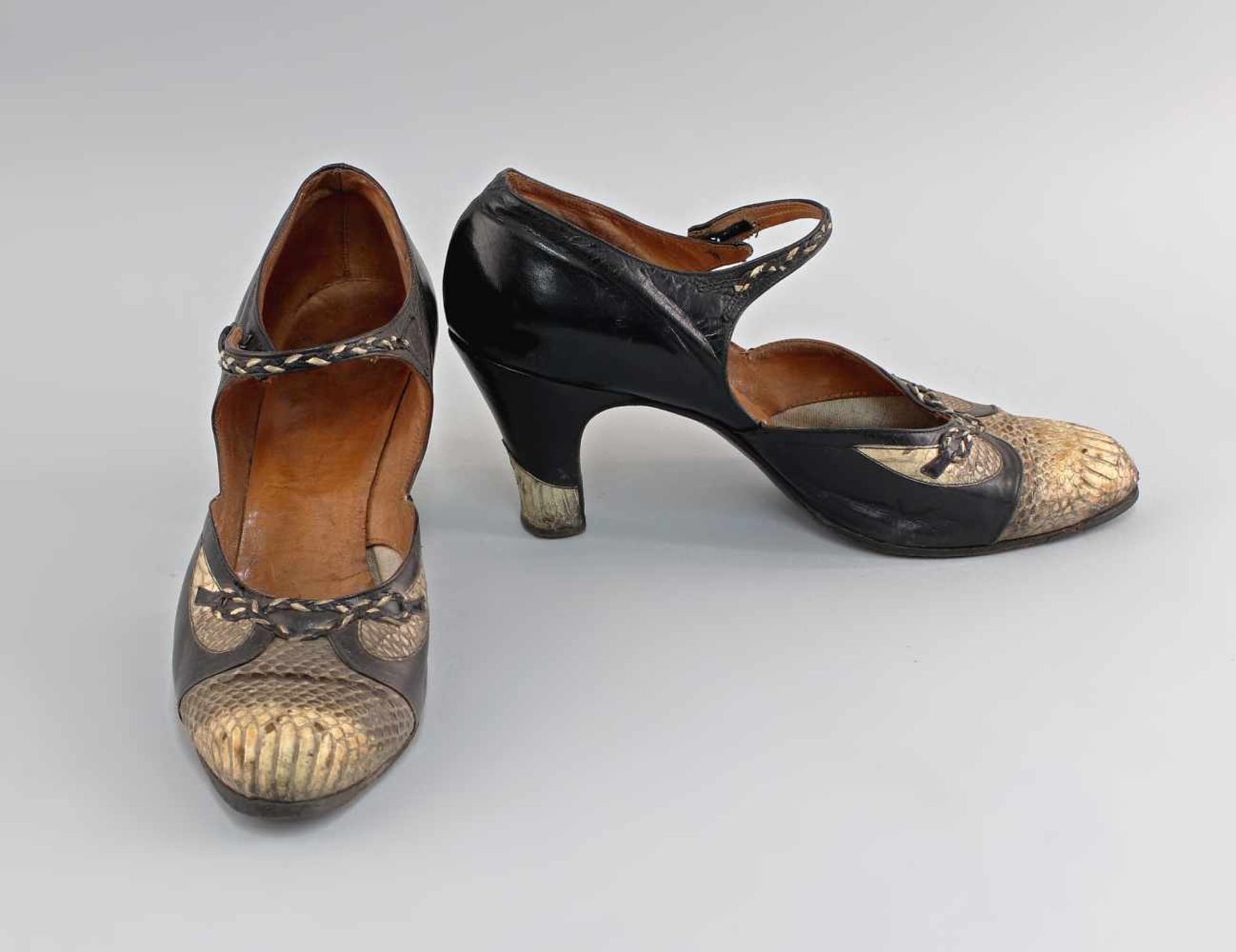 Damenschuhe Schlangenlederum 1930/40, spitz zulaufende Pumps aus Schlangenleder, Ledersohle. - Bild 2 aus 3