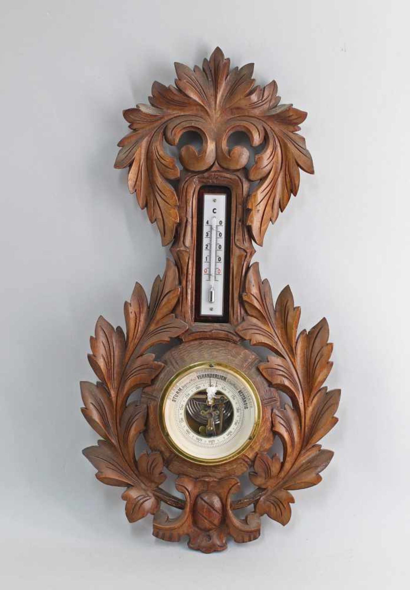 beschnitztes Barometerum 1890, Nußbaum, durchbrochen verziert, Thermometer mit Anzeige in Grad