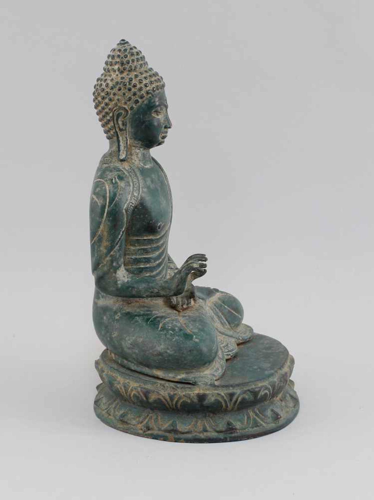 Buddha Abhaya Mudraalt, wohl Südostasien, Bronzehohlguss mit altersbedingter grüner Patina und - Bild 4 aus 5