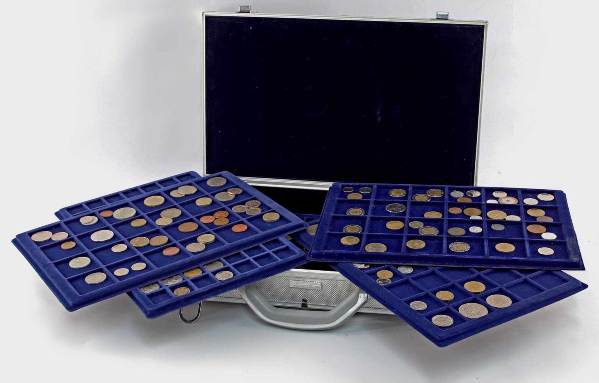 Konvolut Münzen aller Weltca. 135 Münzen, dabei Mauritius, Tunesien, Namibia, Australien, Israel, - Bild 2 aus 3