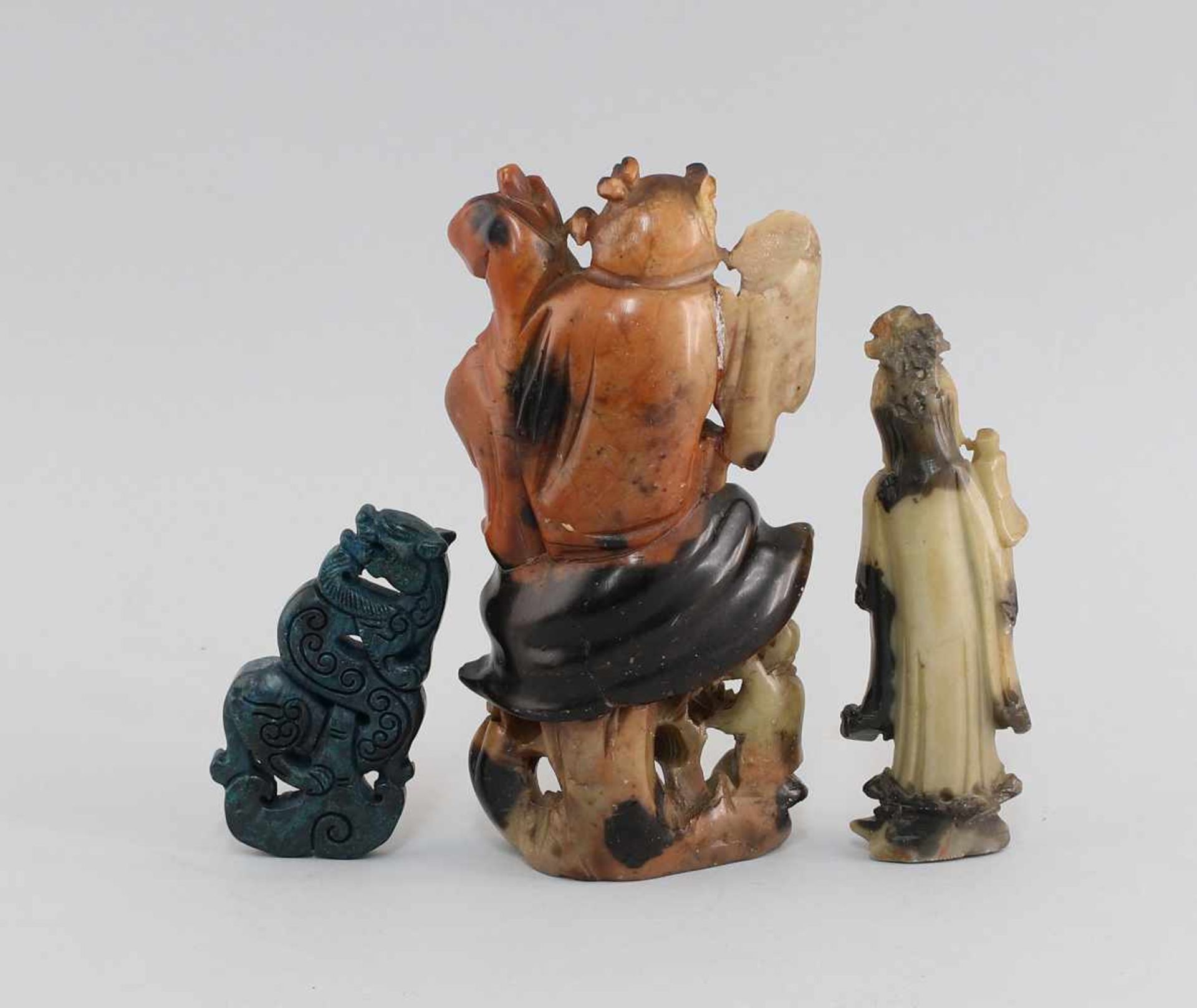 3 geschnitzte FigurenChina/Japan, 20. Jh., dabei Fabelwesen-Netsuke, wohl Jade, 8 x 4,5 cm, - Bild 2 aus 3