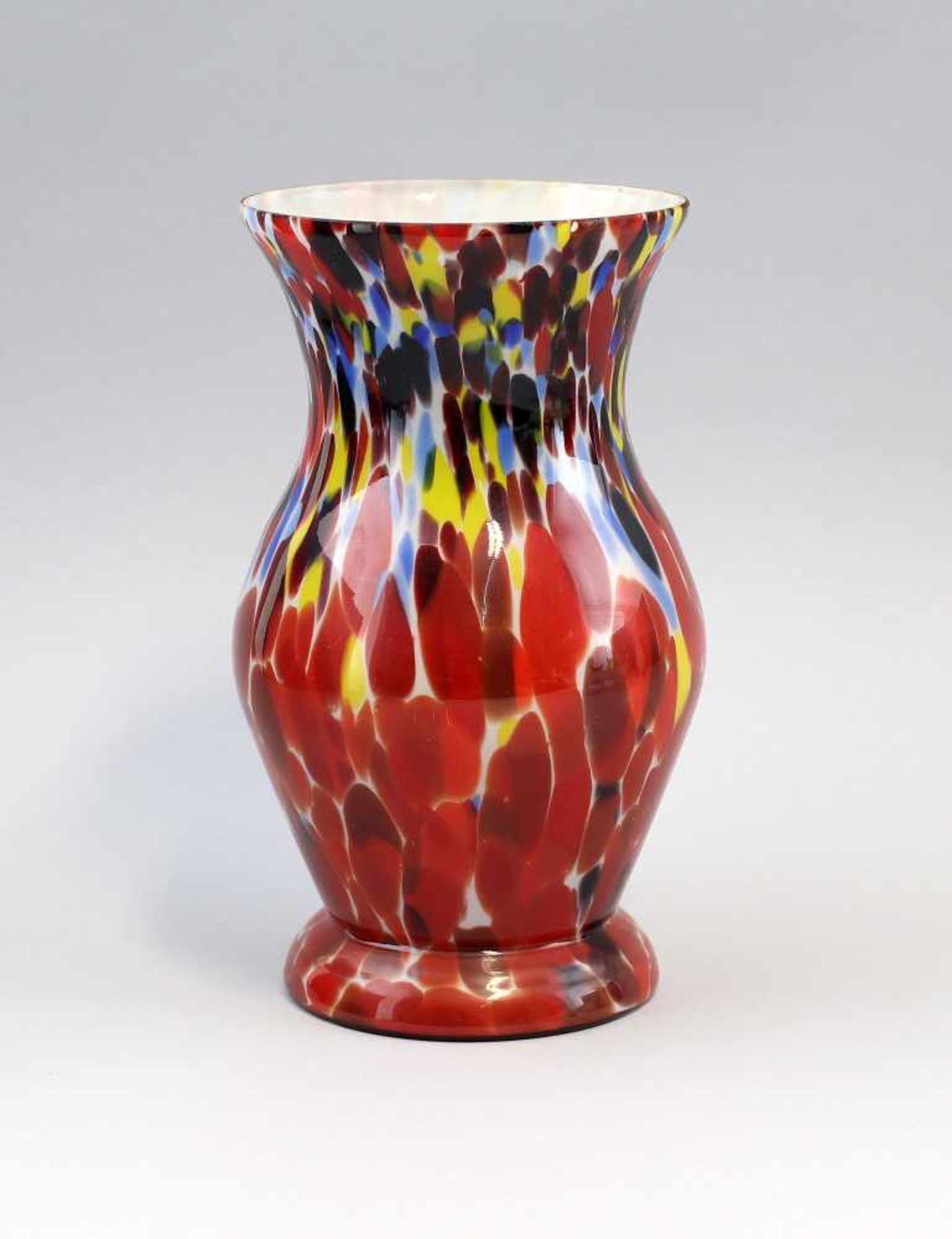 Vase Endglasum 1910, farbloses Glas mit blauen, gelben, weißen und roten, partiell verzogenen