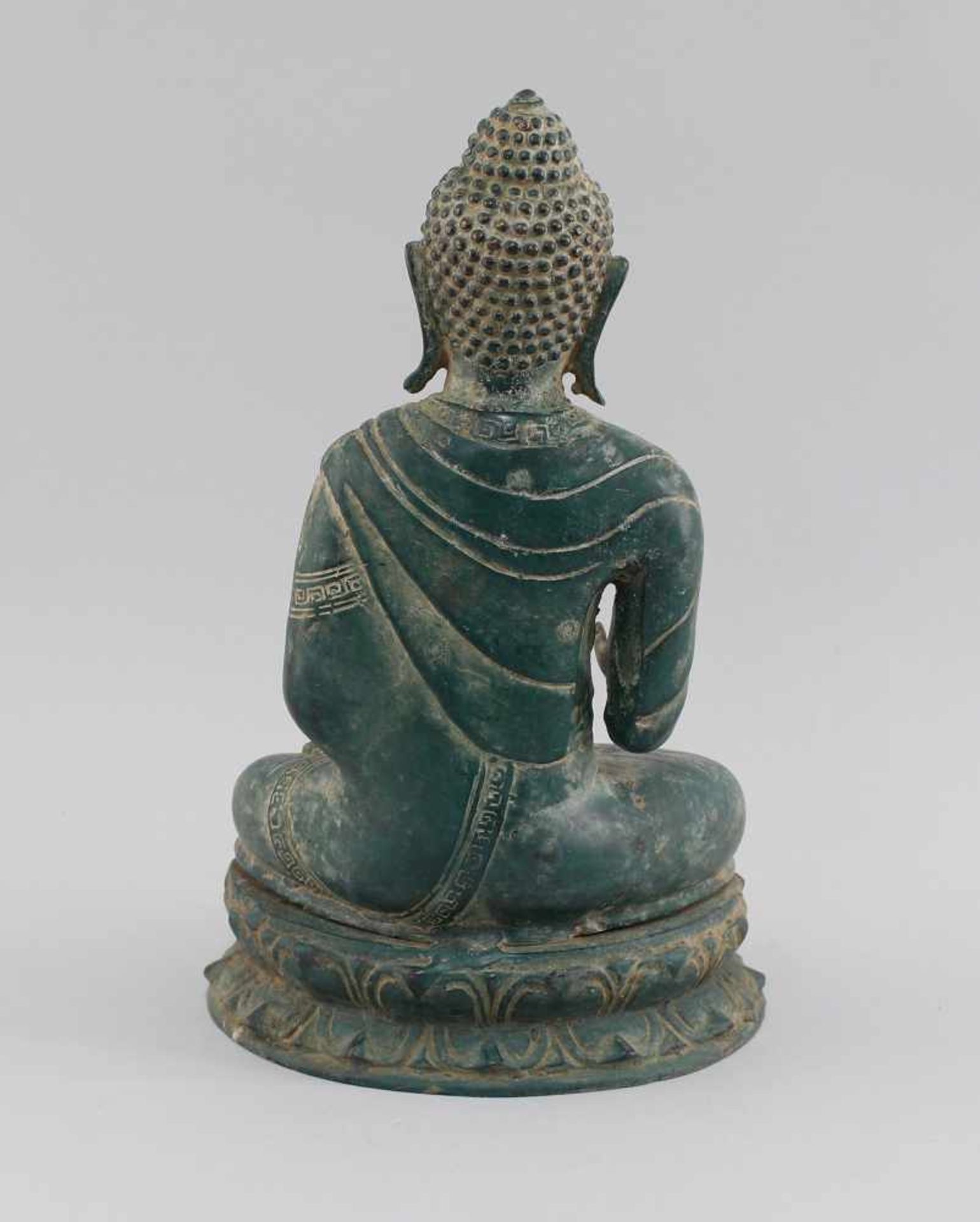 Buddha Abhaya Mudraalt, wohl Südostasien, Bronzehohlguss mit altersbedingter grüner Patina und - Bild 3 aus 5