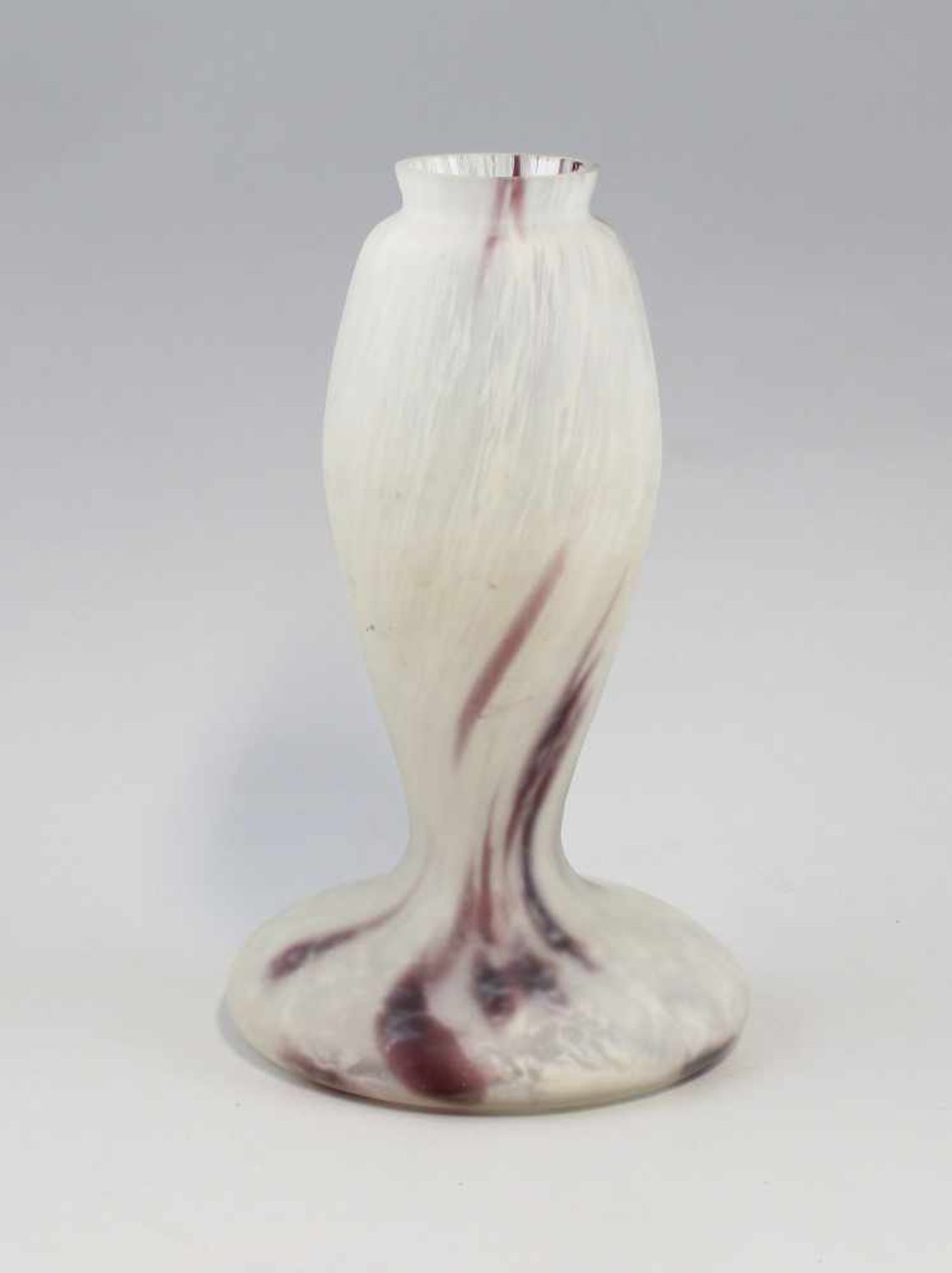 Vase Frankreich um 1925Pâte de verre-Technik, farbloses Glas mit weißen und violetten