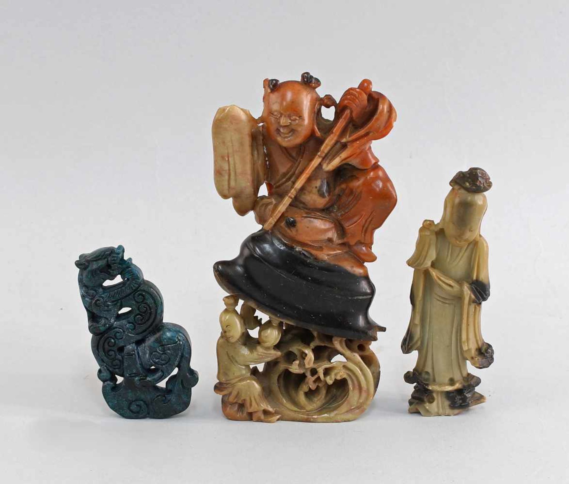 3 geschnitzte FigurenChina/Japan, 20. Jh., dabei Fabelwesen-Netsuke, wohl Jade, 8 x 4,5 cm,