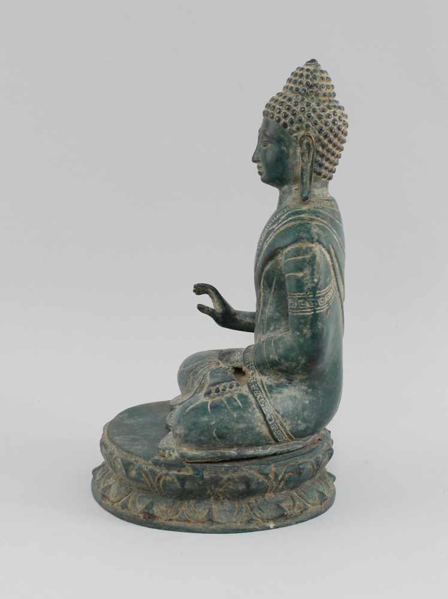 Buddha Abhaya Mudraalt, wohl Südostasien, Bronzehohlguss mit altersbedingter grüner Patina und - Bild 2 aus 5