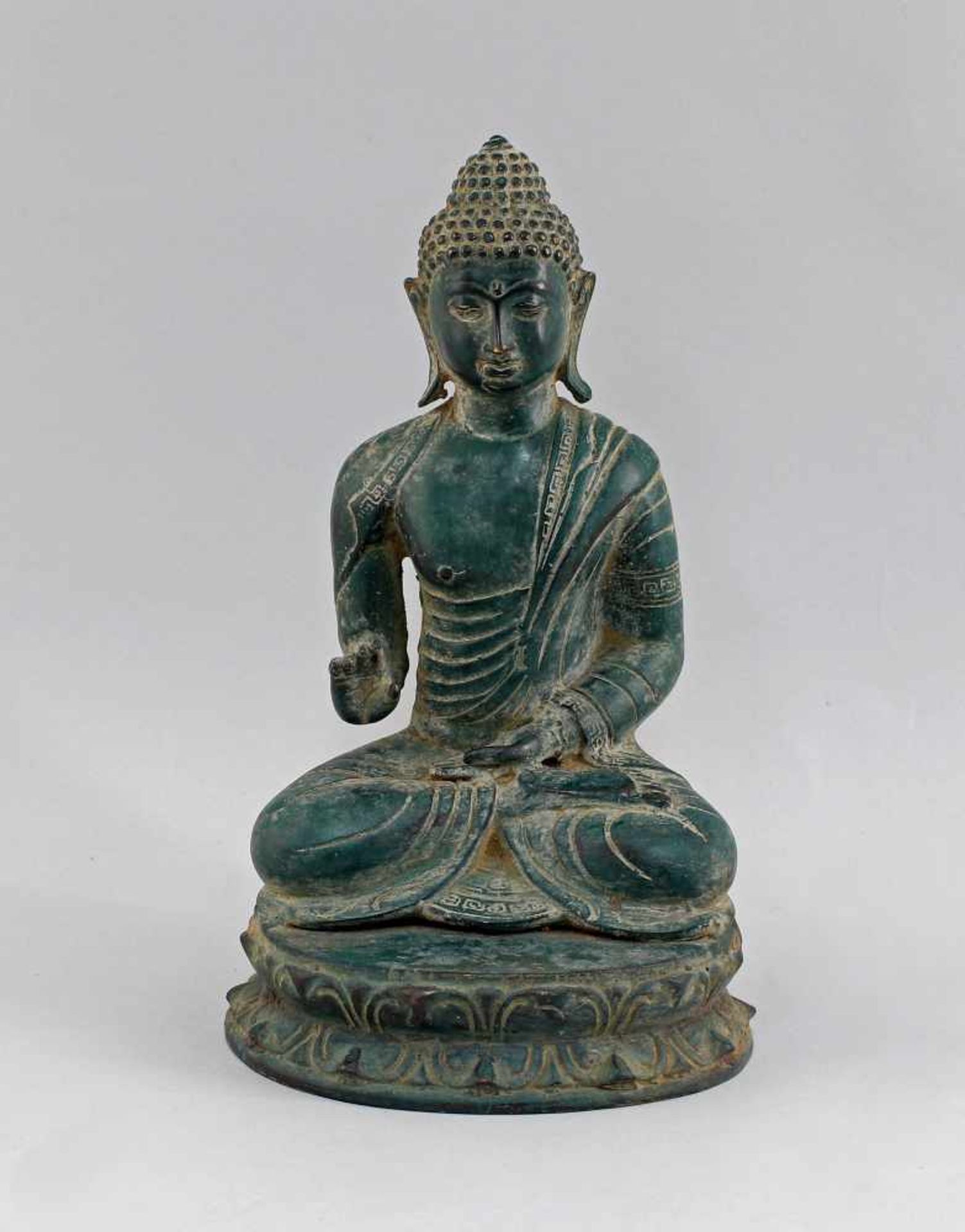 Buddha Abhaya Mudraalt, wohl Südostasien, Bronzehohlguss mit altersbedingter grüner Patina und