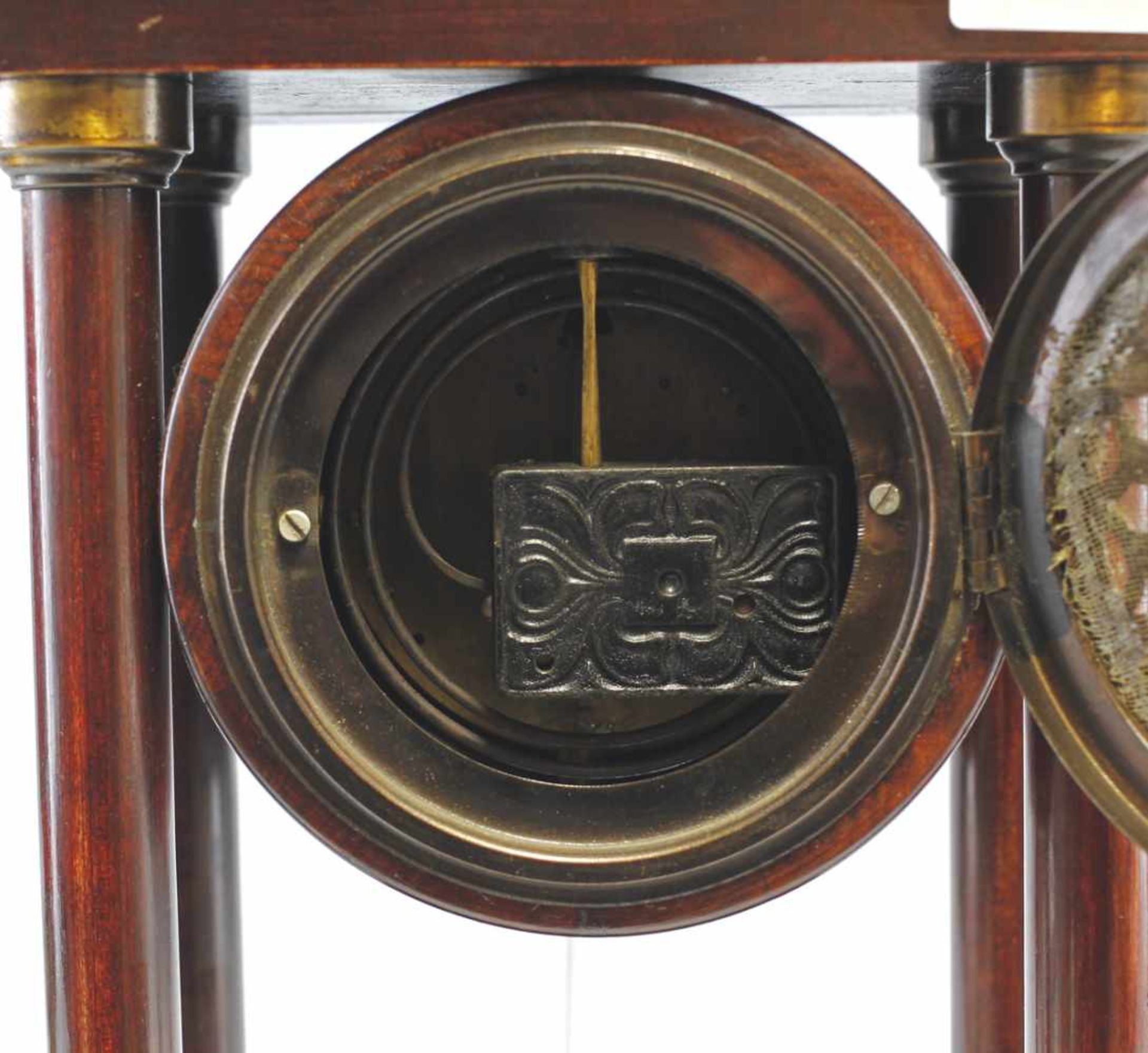 Portal-Uhr19. Jh., Tischpendeluhr mit Holzgehäuse, 4 Säulen, Kapitelle mit Messing ummantelt, runde, - Bild 2 aus 2