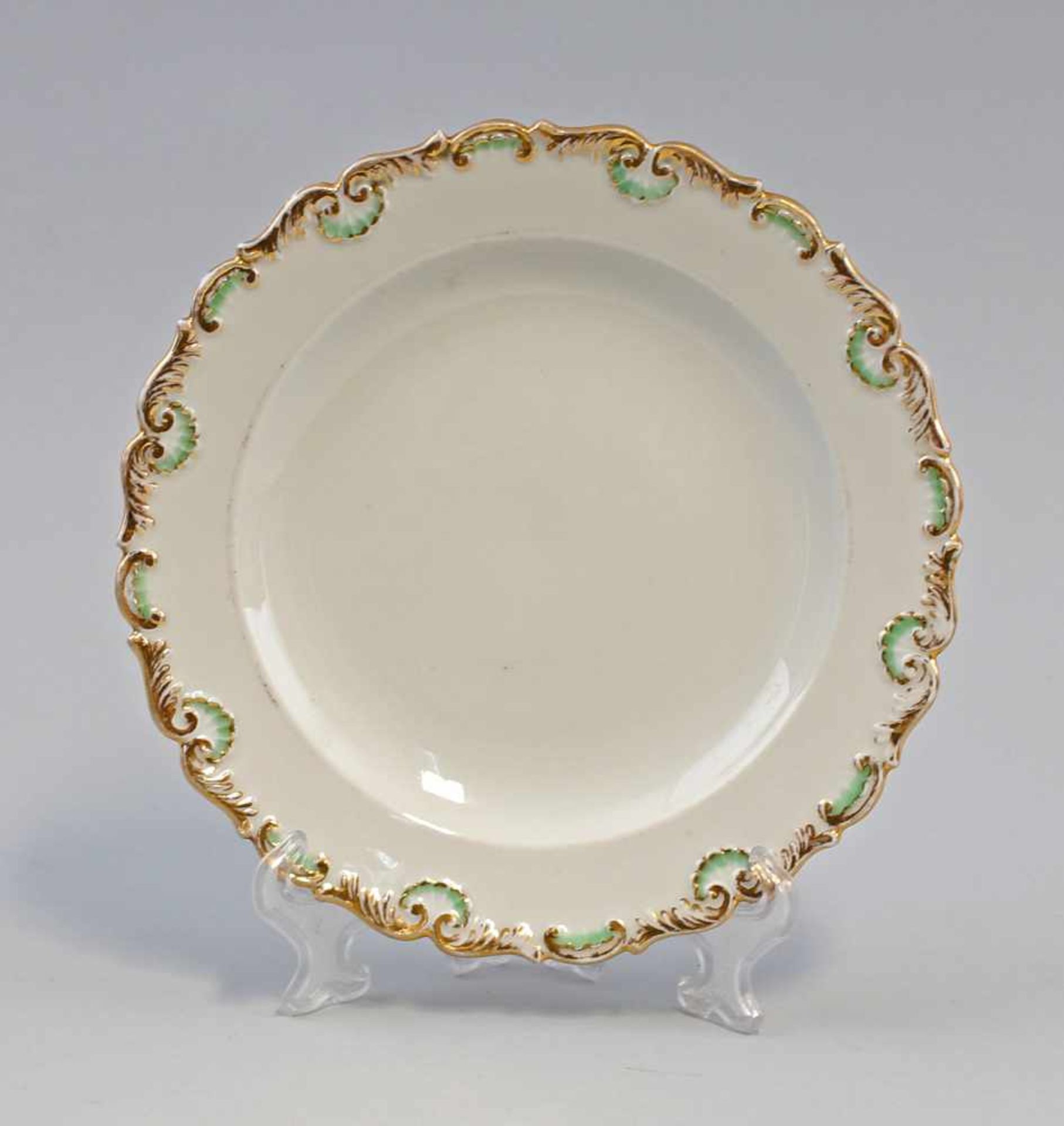 Teller Meissen 19. Jh.unterglasurblaue Schwerter Meissen, 1817-1824, verziert mit Reliefidekor, grün