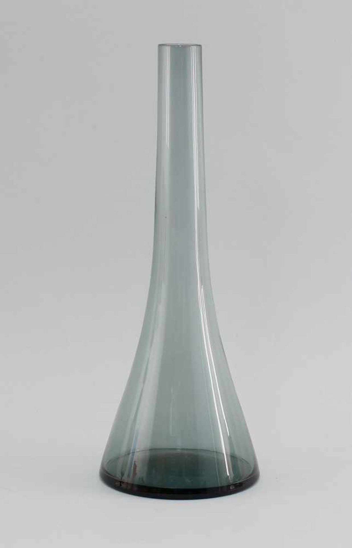 Vase WagenfeldEntwurf Wilhelm Wagenfeld, 60er Jahre, graues Rauchglas, geometrische Form, H 30,5cm
