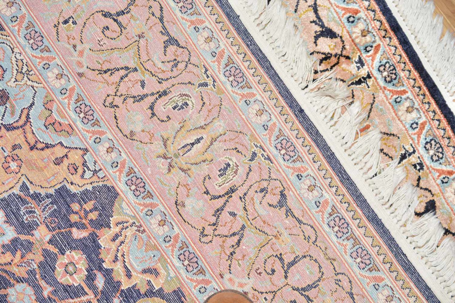 Indischer TeppichSeide auf Wolle, 242 cm x 153 cm, leicht abgetretenDieses Los wird in einer - Image 2 of 5