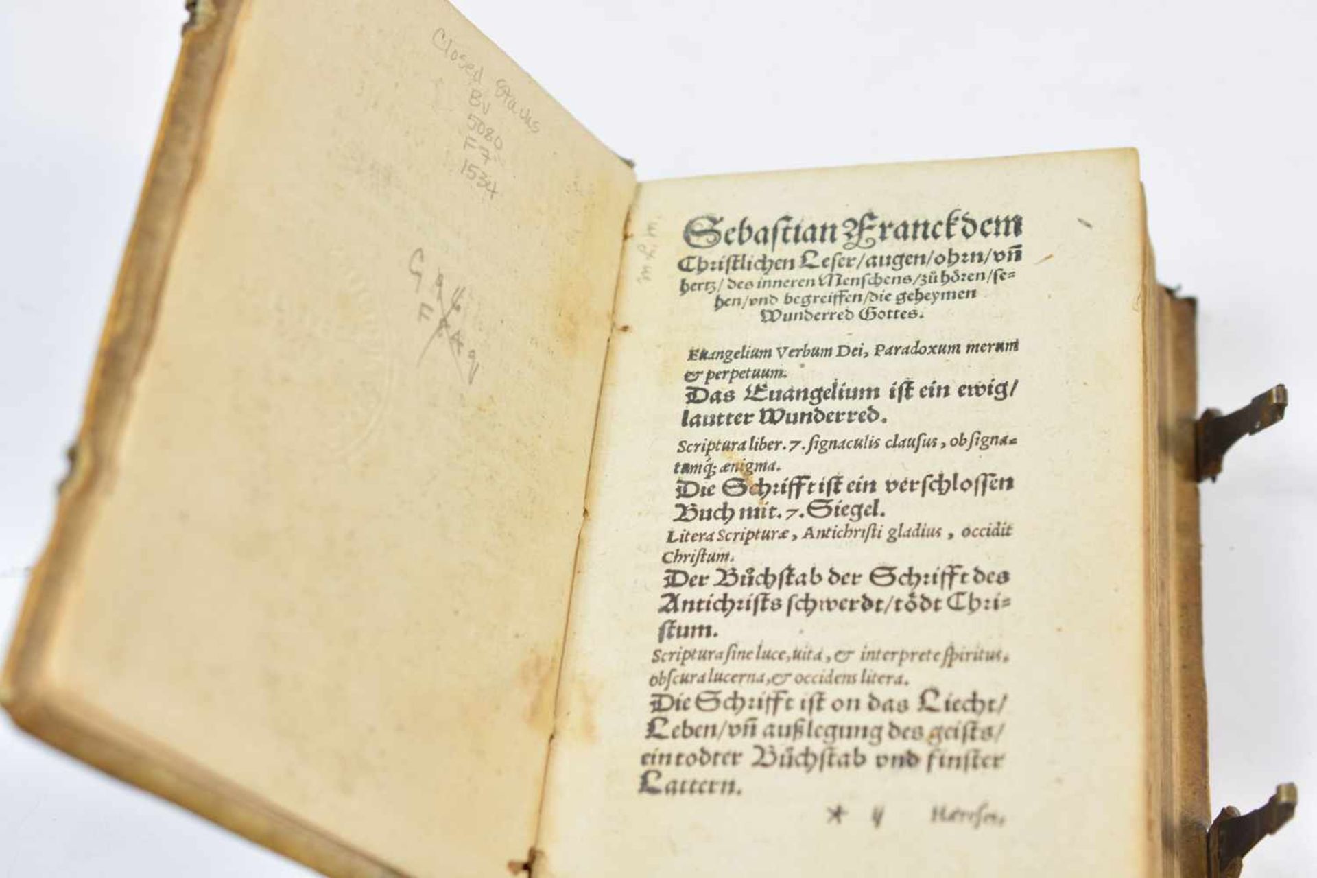 Paradoxa Ducenta OctogintaSebastian Franck (1499-1542), 17. Jh., geprägter Pergamenteinband, - Image 2 of 6