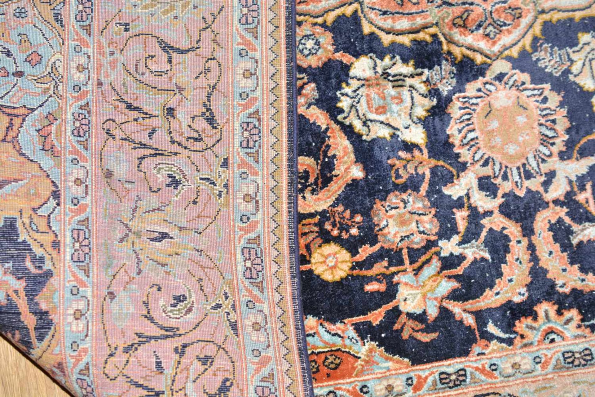 Indischer TeppichSeide auf Wolle, 242 cm x 153 cm, leicht abgetretenDieses Los wird in einer - Image 5 of 5