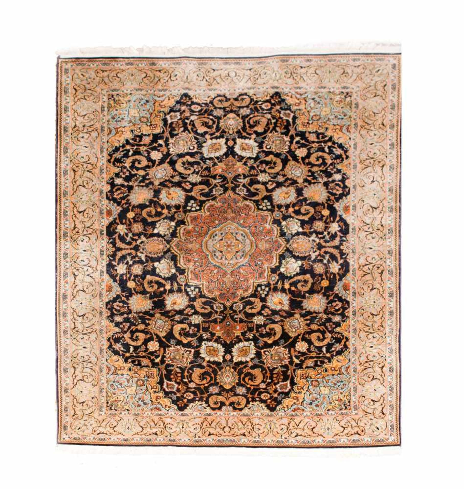 Indischer TeppichSeide auf Wolle, 242 cm x 153 cm, leicht abgetretenDieses Los wird in einer
