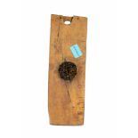 Unbekannter Künstler (20. Jh.)Holzobjekt mit Nägeln, Nussbaum, massiv, 70 cm x 23,5 cm,
