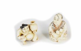 Paar Netsuke1. Hälfte 20. Jh., Elfenbein, ein Kabuto mit Obst, unterseitig mit Signatur, und ein