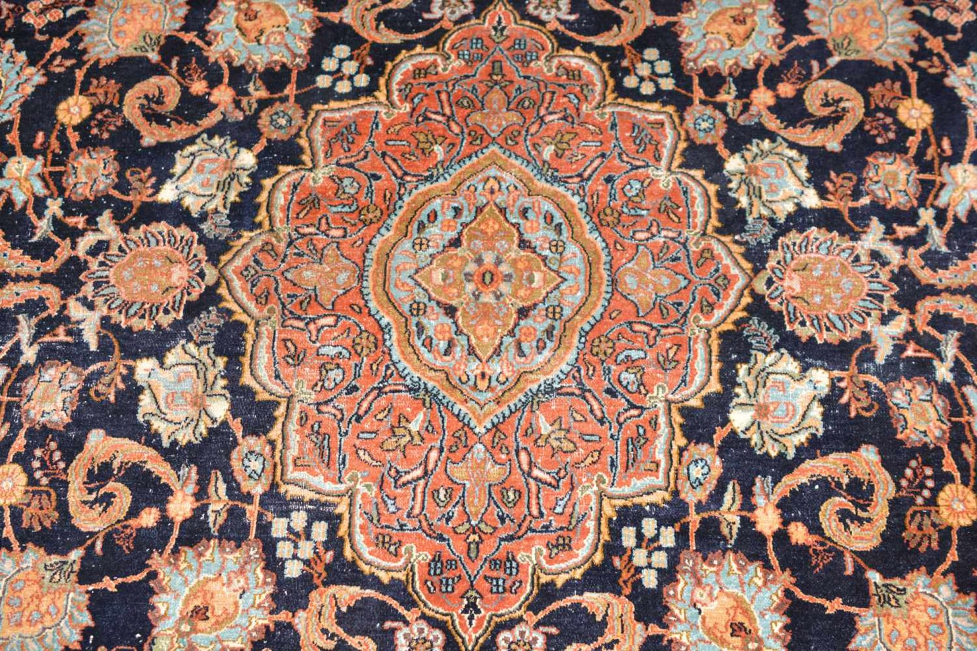 Indischer TeppichSeide auf Wolle, 242 cm x 153 cm, leicht abgetretenDieses Los wird in einer - Image 3 of 5