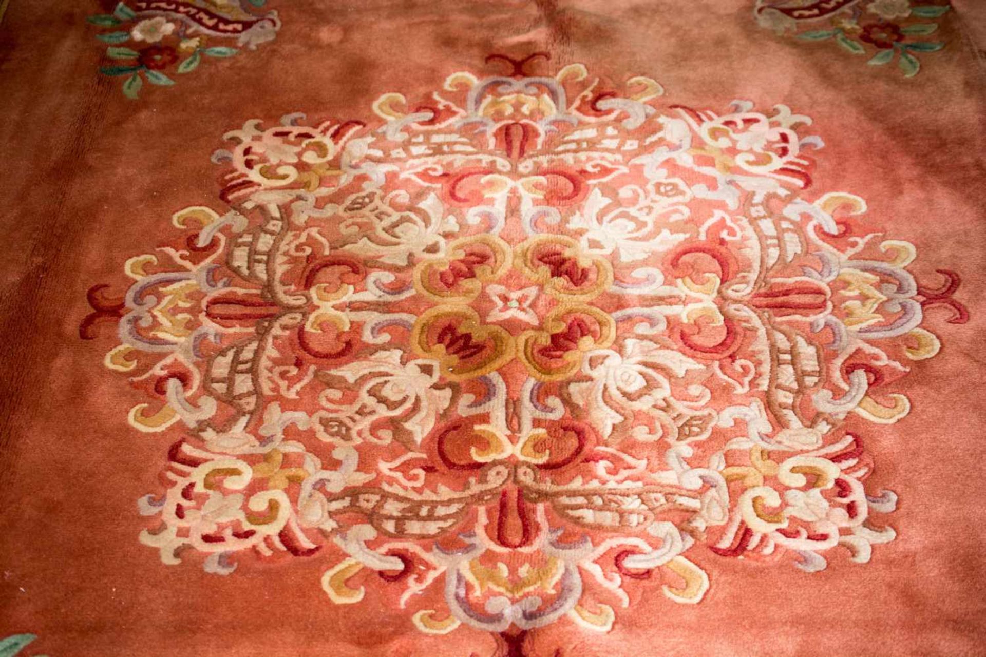 Asiatischer TeppichChina, Wolle auf Baumwolle, 344 cm x 249 cm, GebrauchsspurenDieses Los wird in - Image 2 of 5